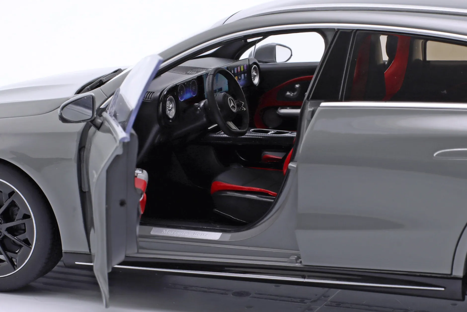 Mercedes-Benz CLA Shooting Brake (X174) Baujahr 2025 alpingrau 1:18 NZG