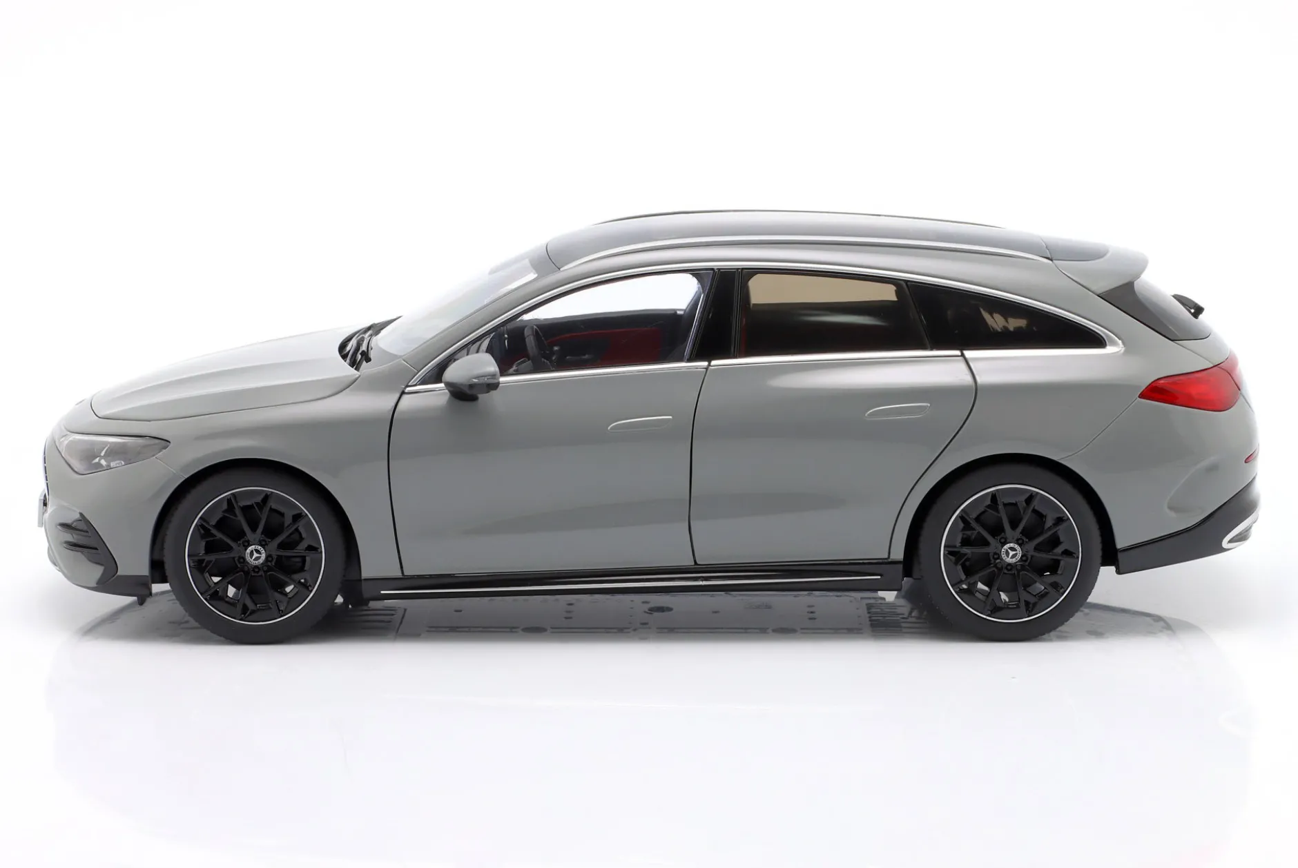 Mercedes-Benz CLA Shooting Brake (X174) Baujahr 2025 alpingrau 1:18 NZG