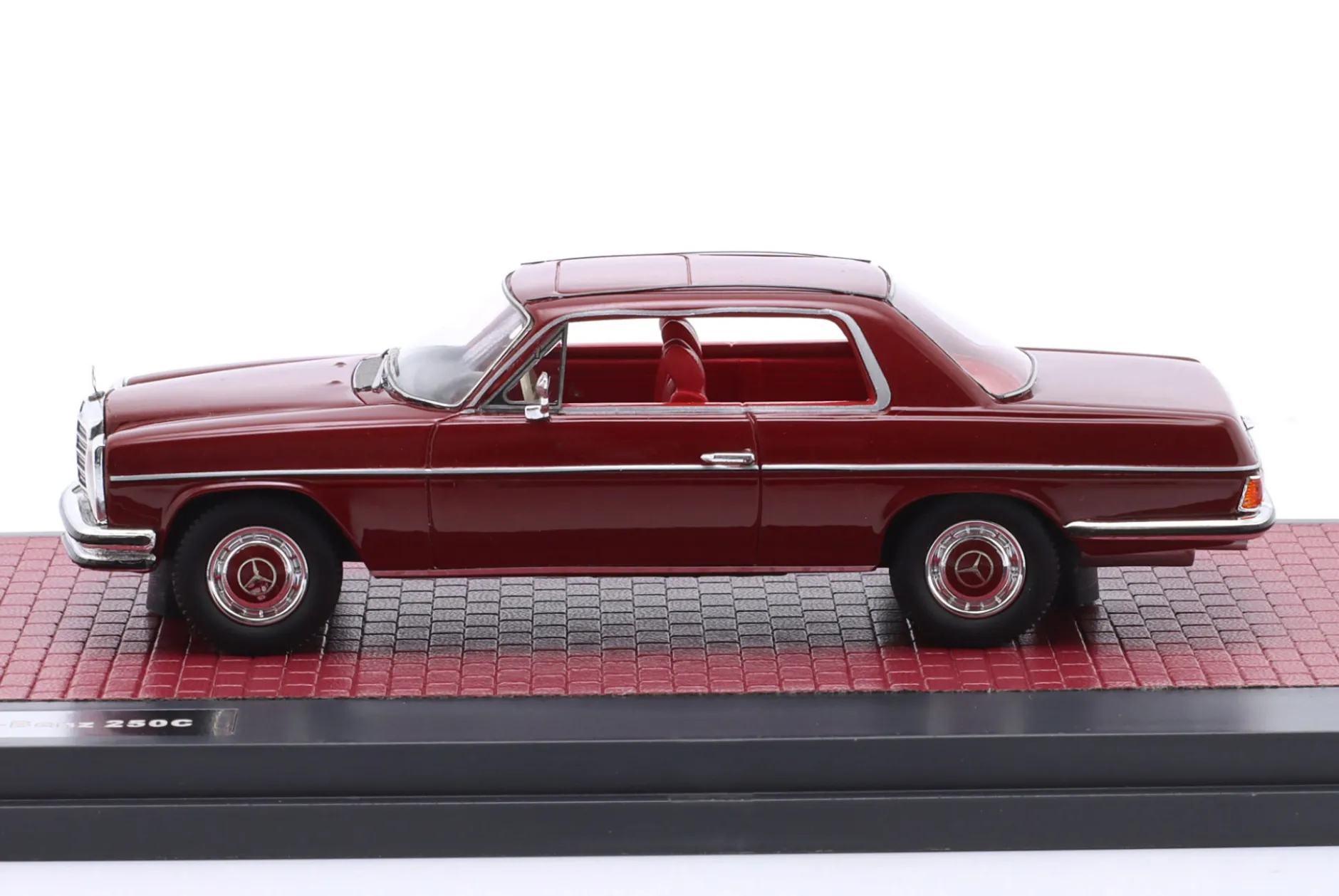 Mercedes-Benz 250 C (W114) /8 Baujahr 1968 dunkelrot 1:43 Matrix
