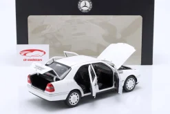 Mercedes-Benz C200 (W202) Baujahr 1993-1996 polarweiß 1:18 Norev