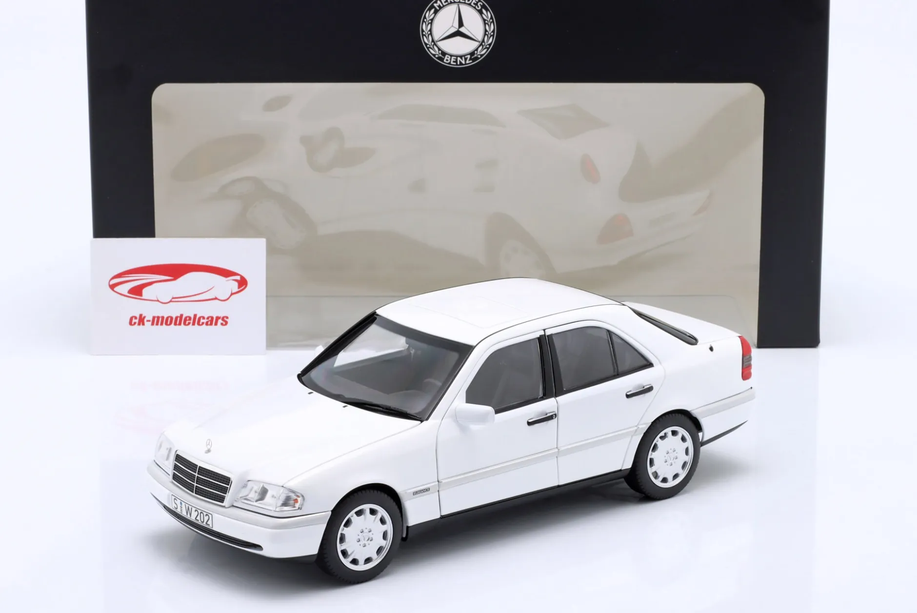 Mercedes-Benz C200 (W202) Baujahr 1993-1996 polarweiß 1:18 Norev