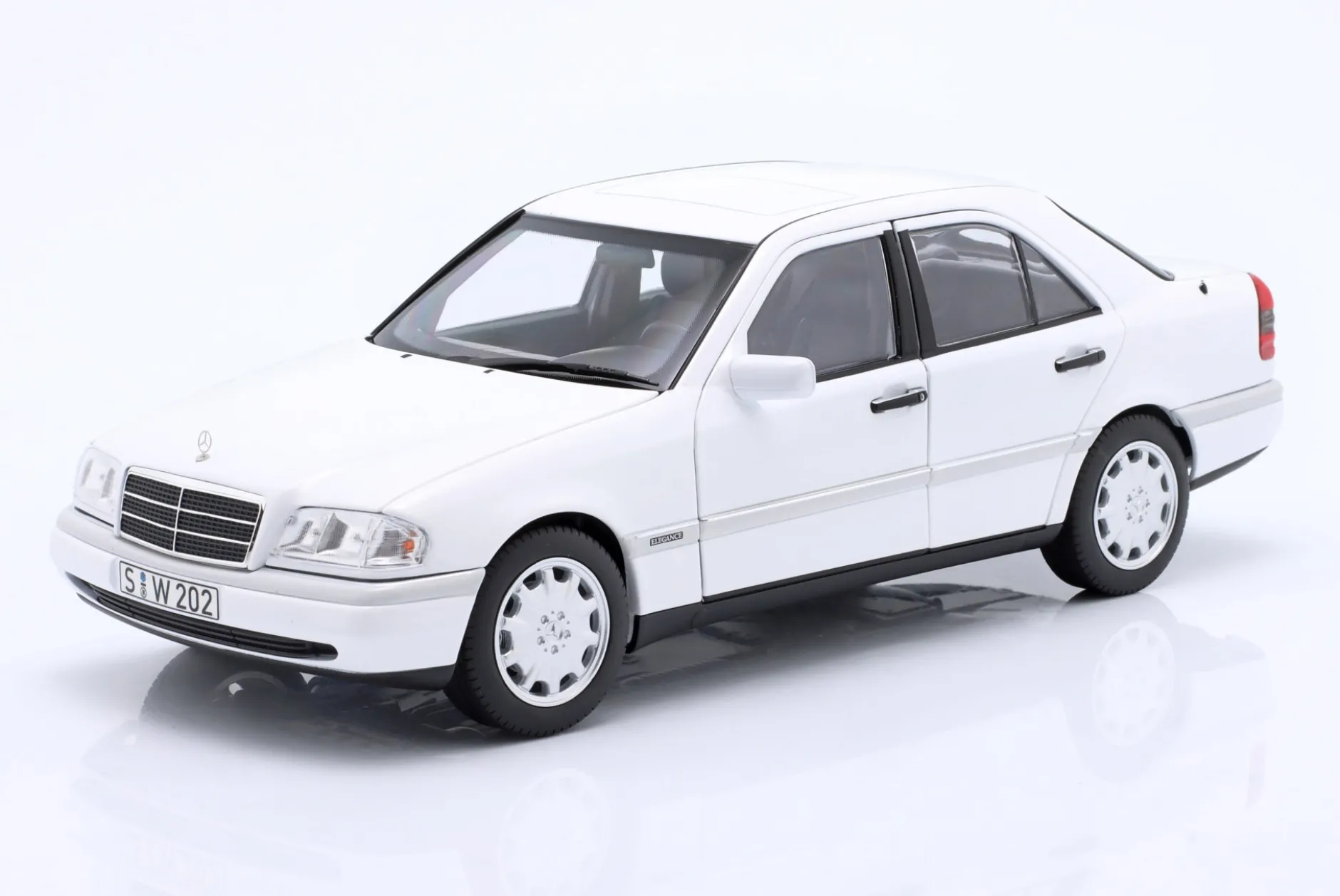 Mercedes-Benz C200 (W202) Baujahr 1993-1996 polarweiß 1:18 Norev