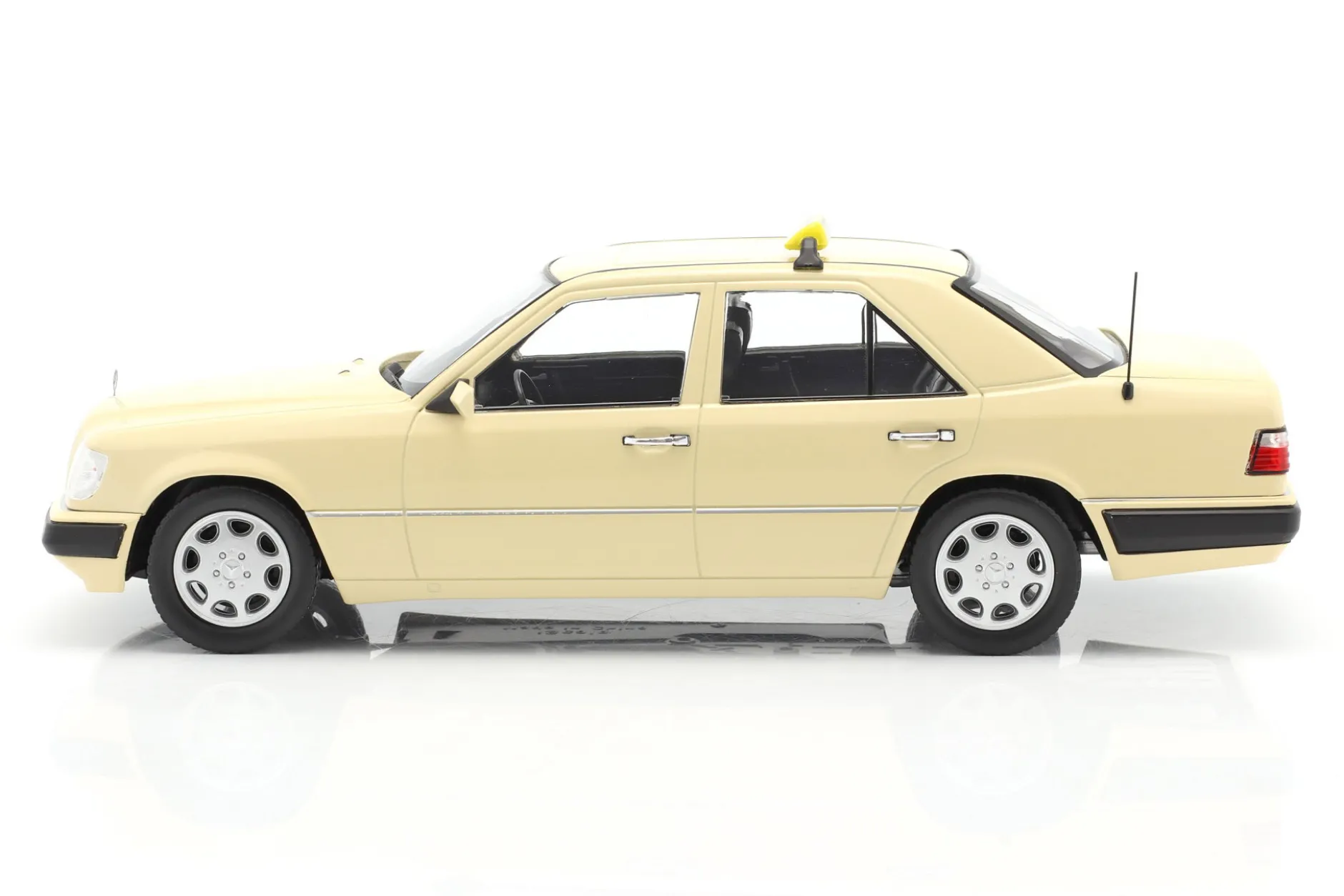 Mercedes-Benz E-Klasse (W124) Baujahr 1989 Taxi 1:18 iScale