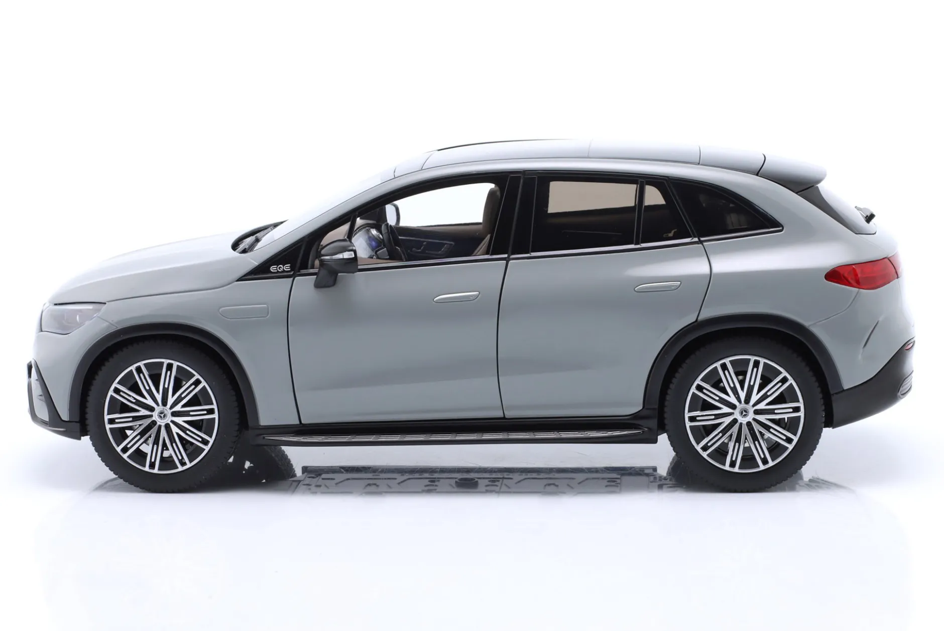 Mercedes-Benz EQE SUV (X294) Baujahr 2023 alpingrau 1:18 NZG