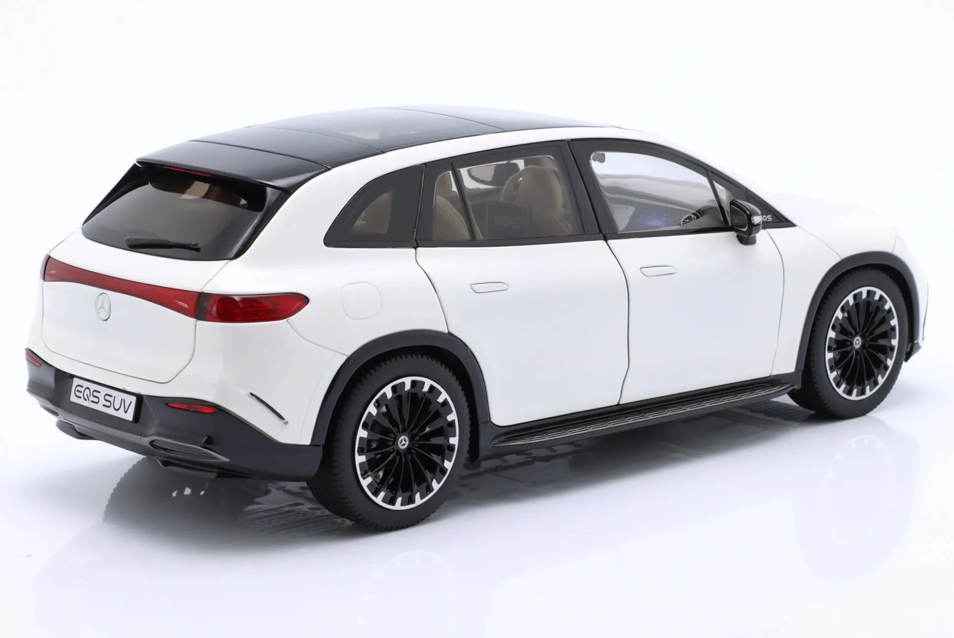 Mercedes-Benz EQS SUV (X296) Baujahr 2022 diamantweiß 1:18 NZG