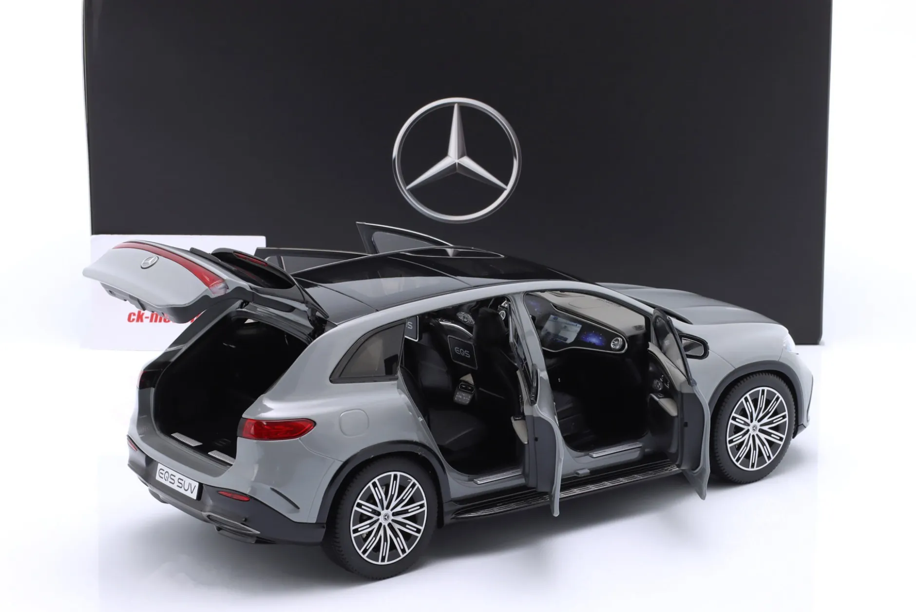 Mercedes-Benz EQS SUV (X296) Baujahr 2022 alpingrau 1:18 NZG