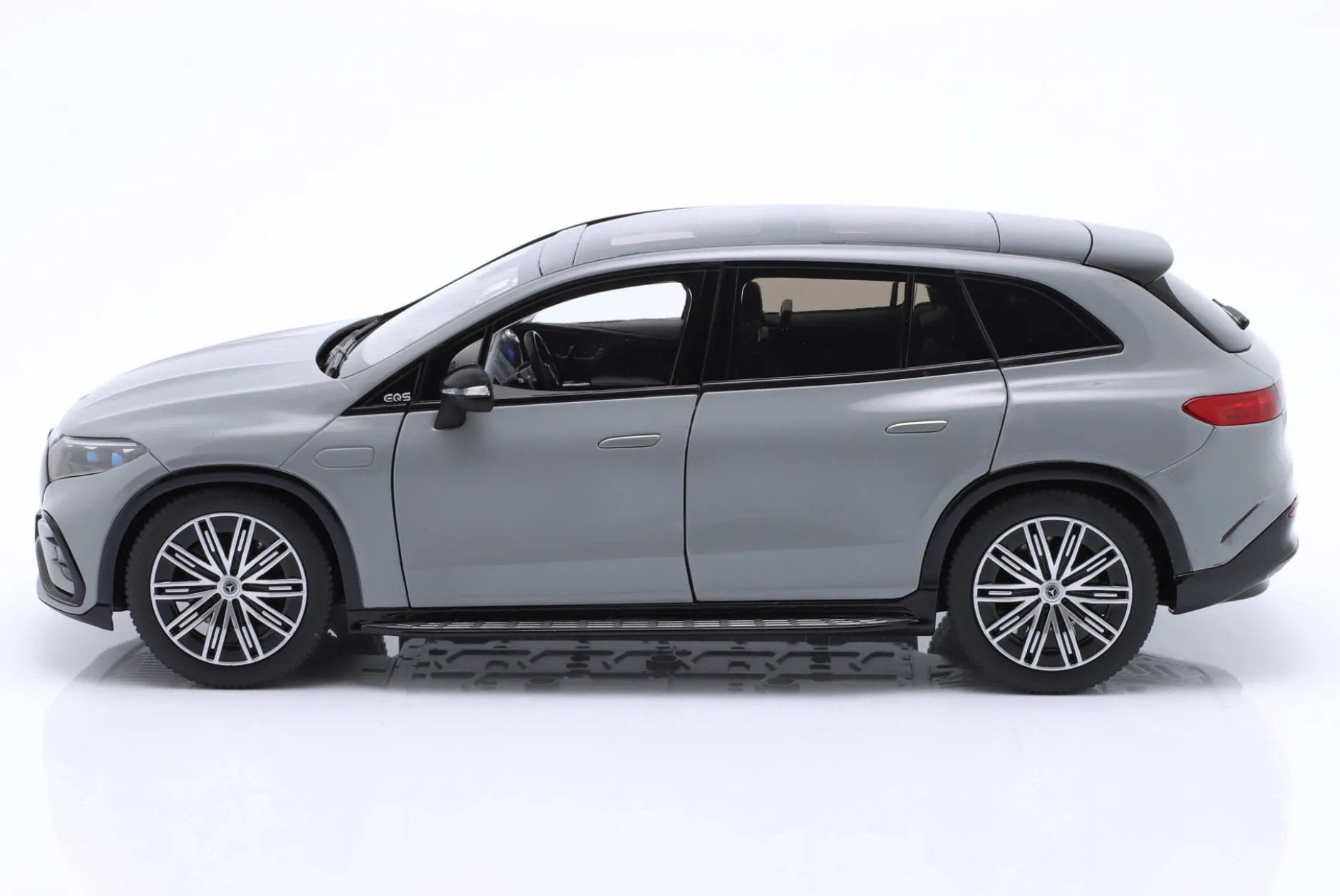 Mercedes-Benz EQS SUV (X296) Baujahr 2022 alpingrau 1:18 NZG