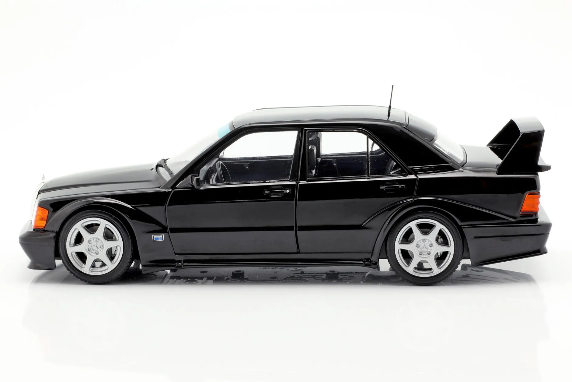 Mercedes-Benz 190E 2.5-16V Evolution II Baujahr 1990 schwarz 1:18 Solido