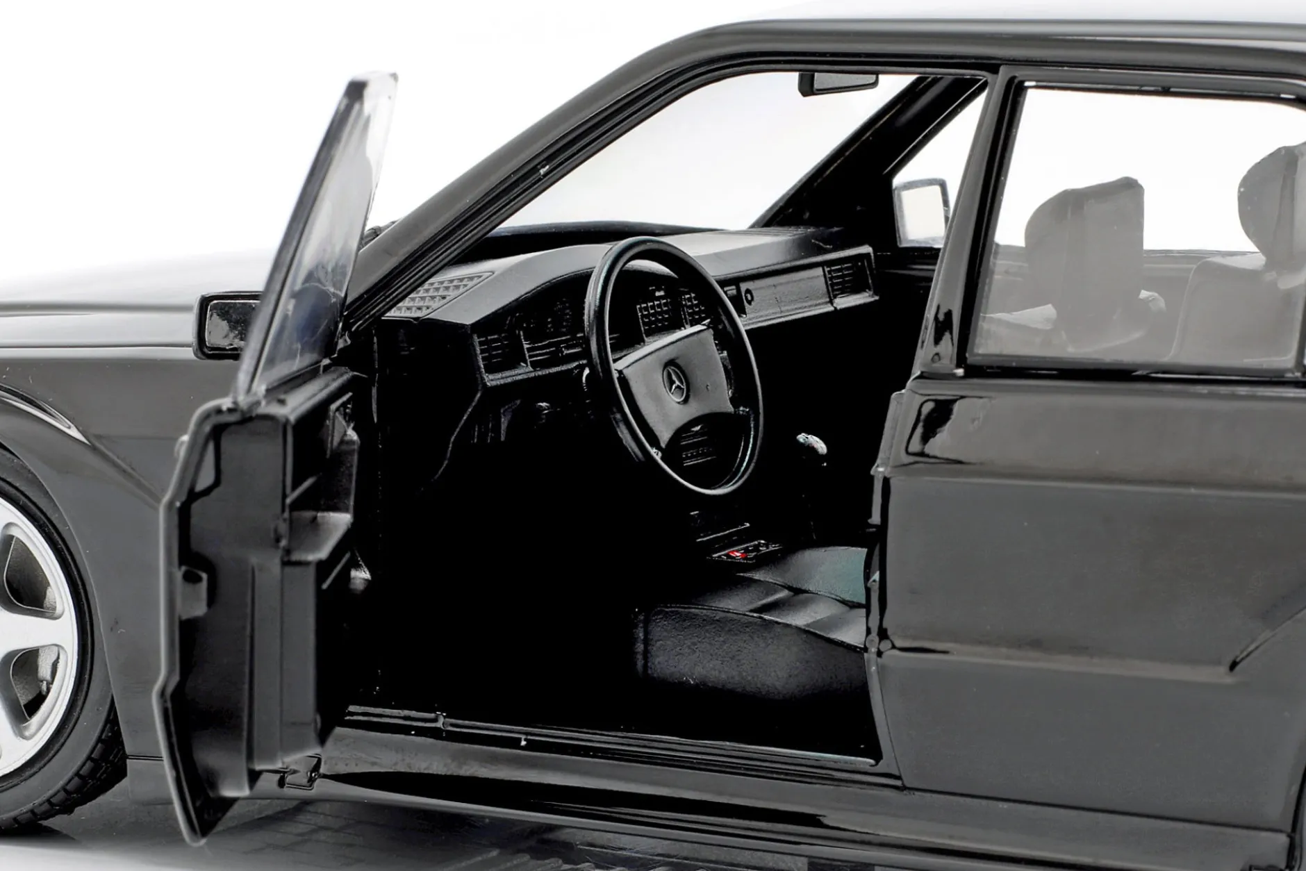 Mercedes-Benz 190E 2.5-16V Evolution II Baujahr 1990 schwarz 1:18 Solido