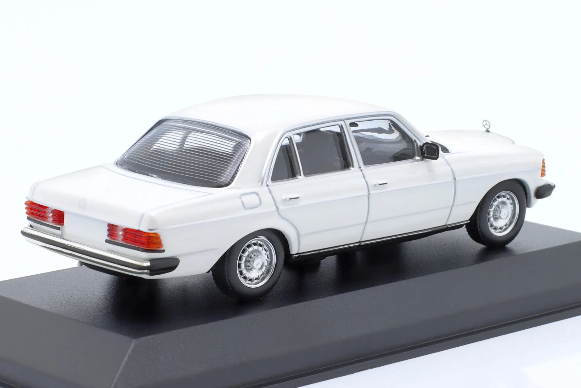 Mercedes-Benz 230E (W123) Baujahr 1982 weiß 1:43 Minichamps