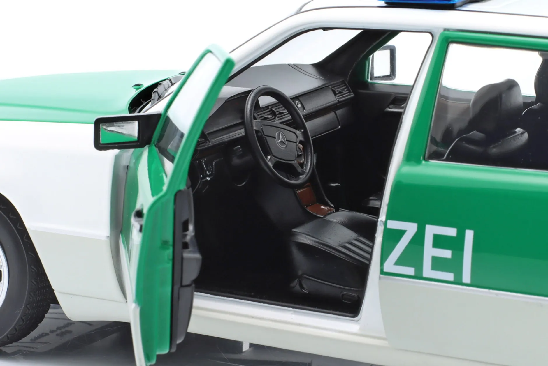 Mercedes-Benz 230E (W124) Polizei Baujahr 1989-1993 weiß / grün 1:18 Norev