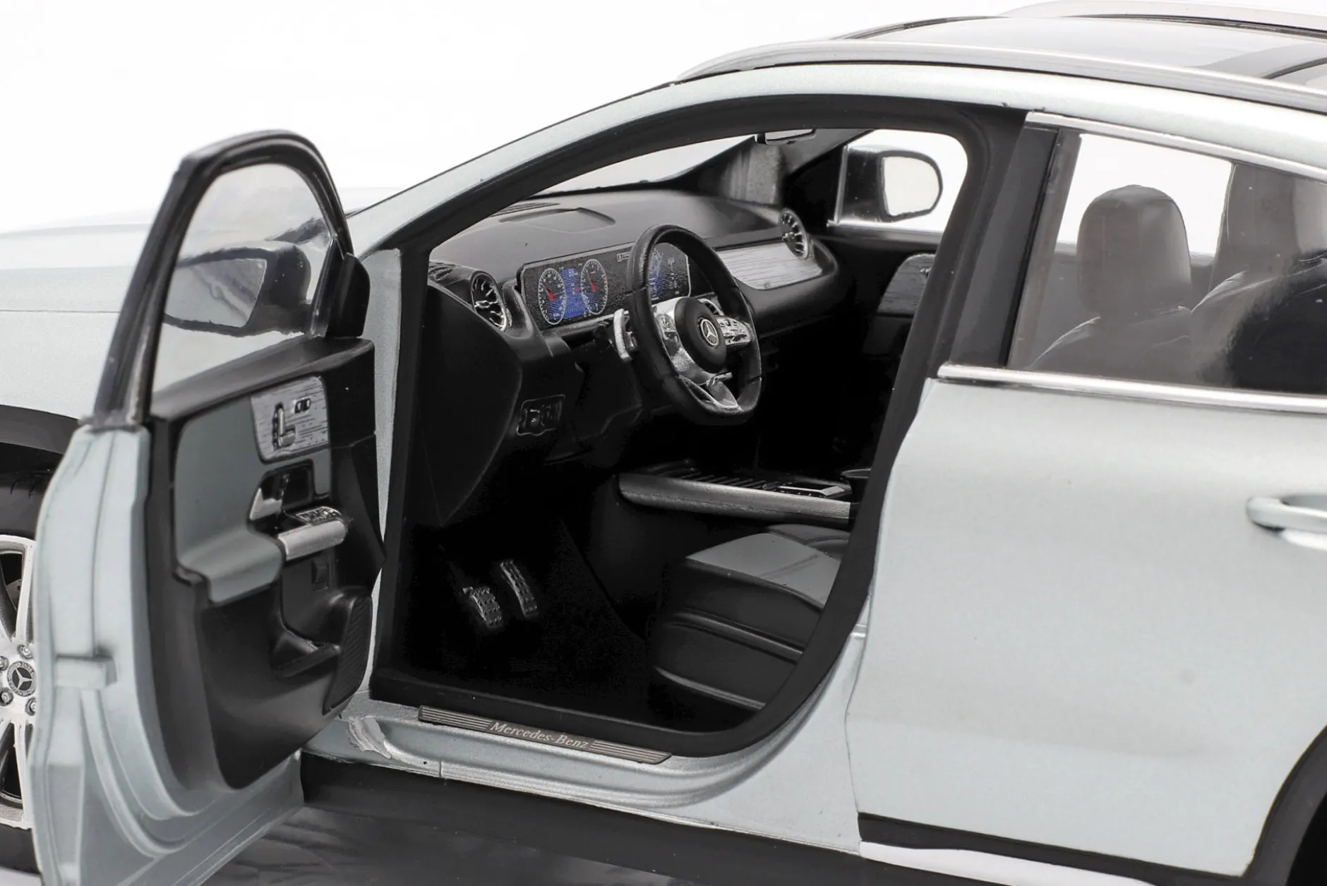 Mercedes-Benz GLA-Klasse (H247) Baujahr 2020 iridiumsilber 1:18 Z-Models