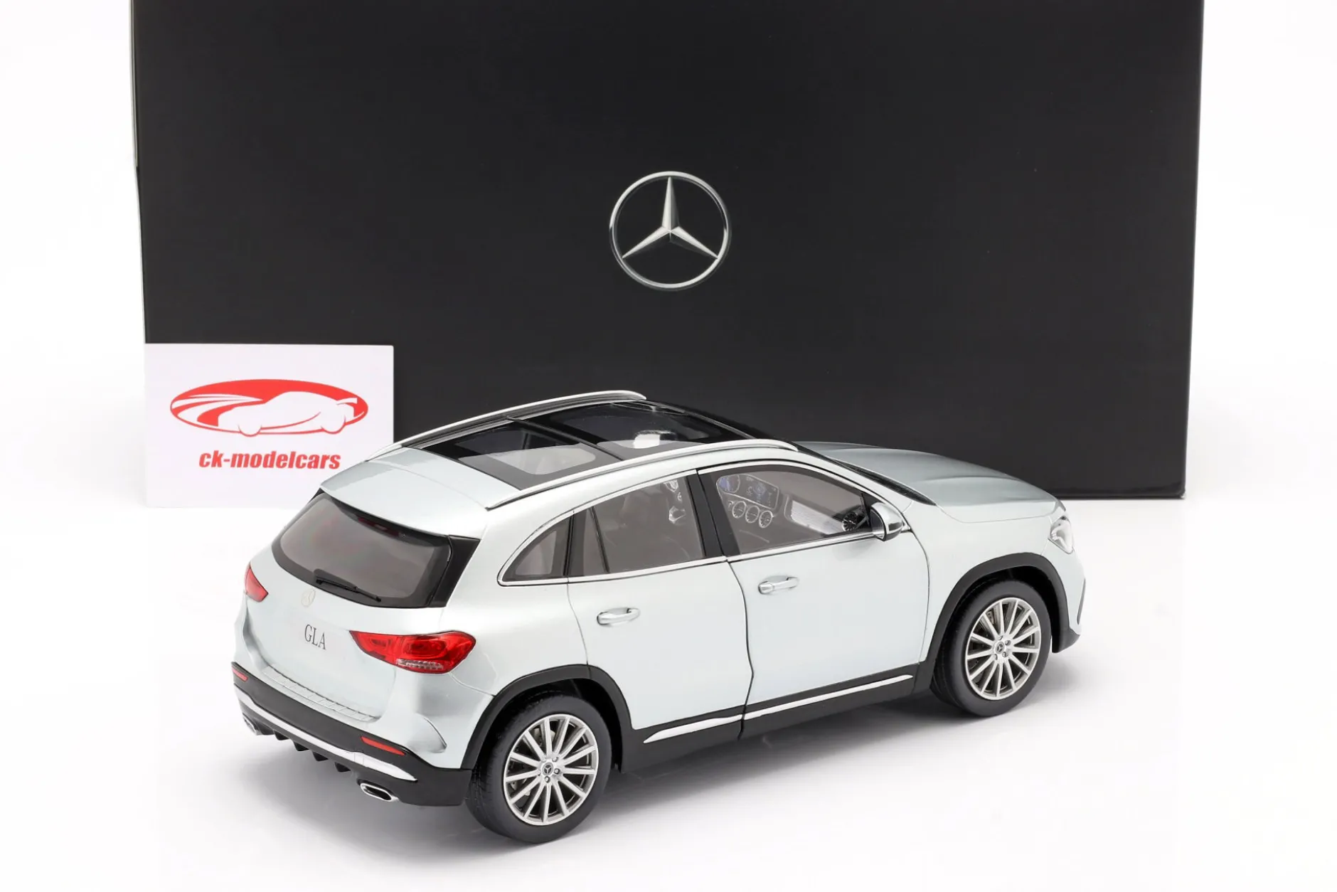 Mercedes-Benz GLA-Klasse (H247) Baujahr 2020 iridiumsilber 1:18 Z-Models