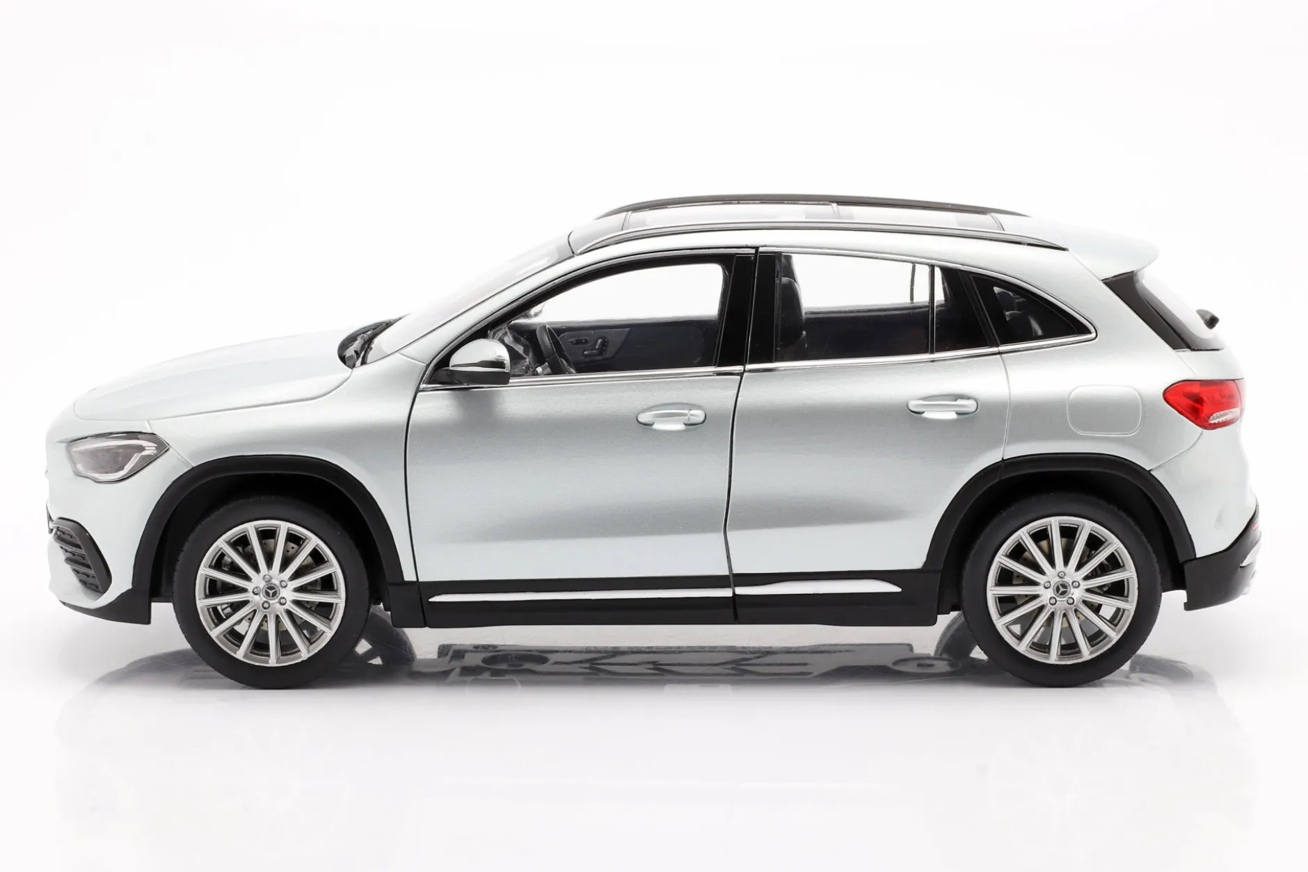 Mercedes-Benz GLA-Klasse (H247) Baujahr 2020 iridiumsilber 1:18 Z-Models