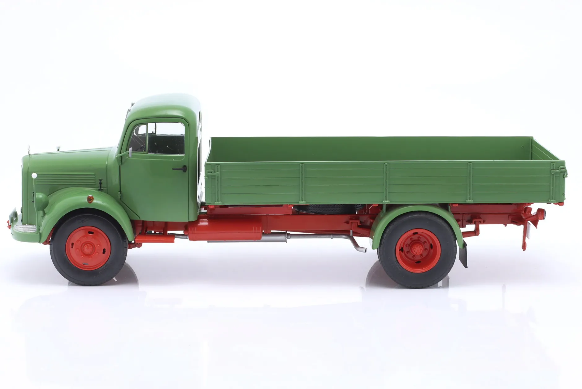 Mercedes-Benz L3500 Pritschen-LKW mit Plane grün 1:18 Schuco