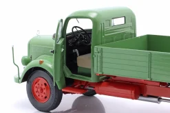 Mercedes-Benz L3500 Pritschen-LKW mit Plane grün 1:18 Schuco