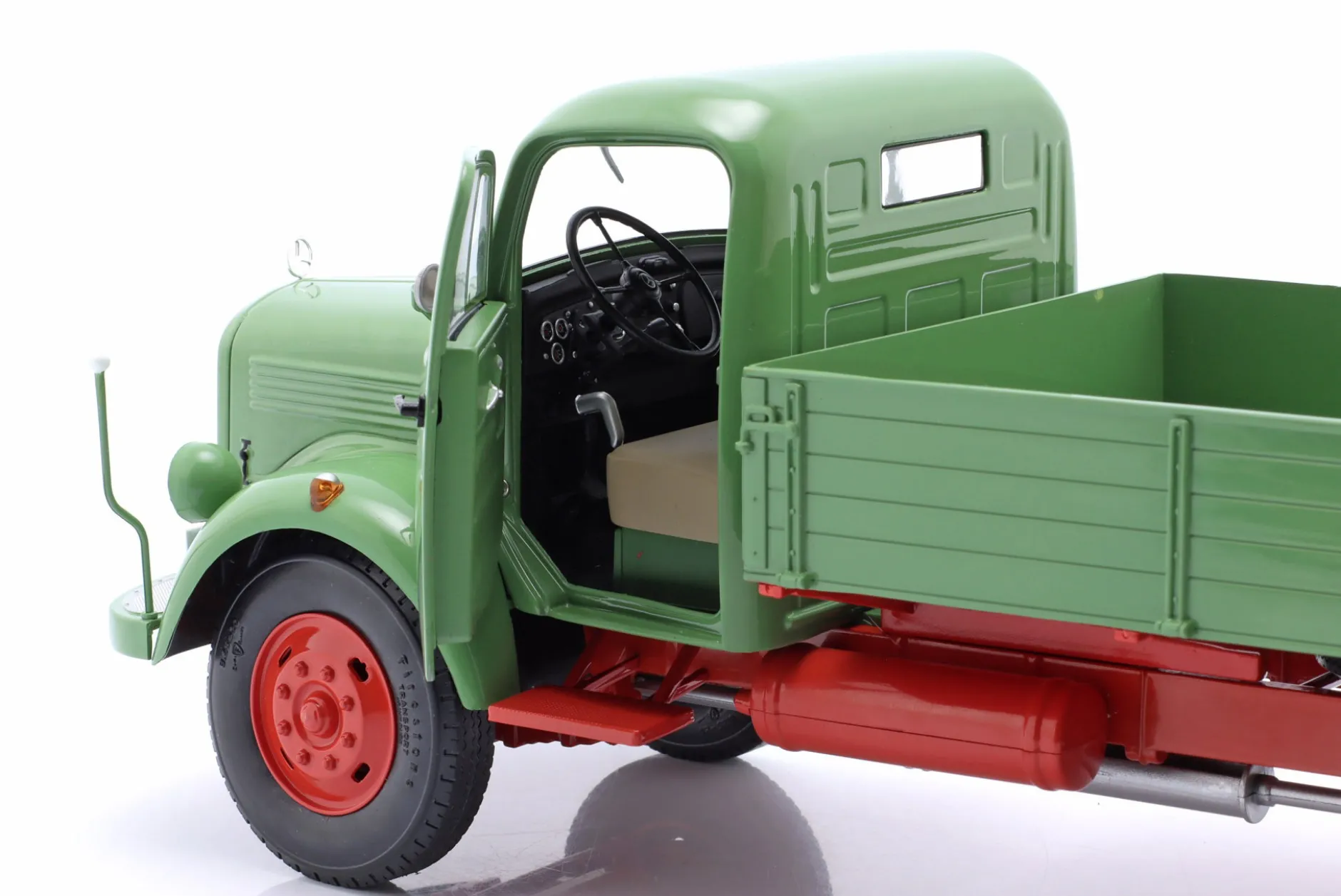 Mercedes-Benz L3500 Pritschen-LKW mit Plane grün 1:18 Schuco