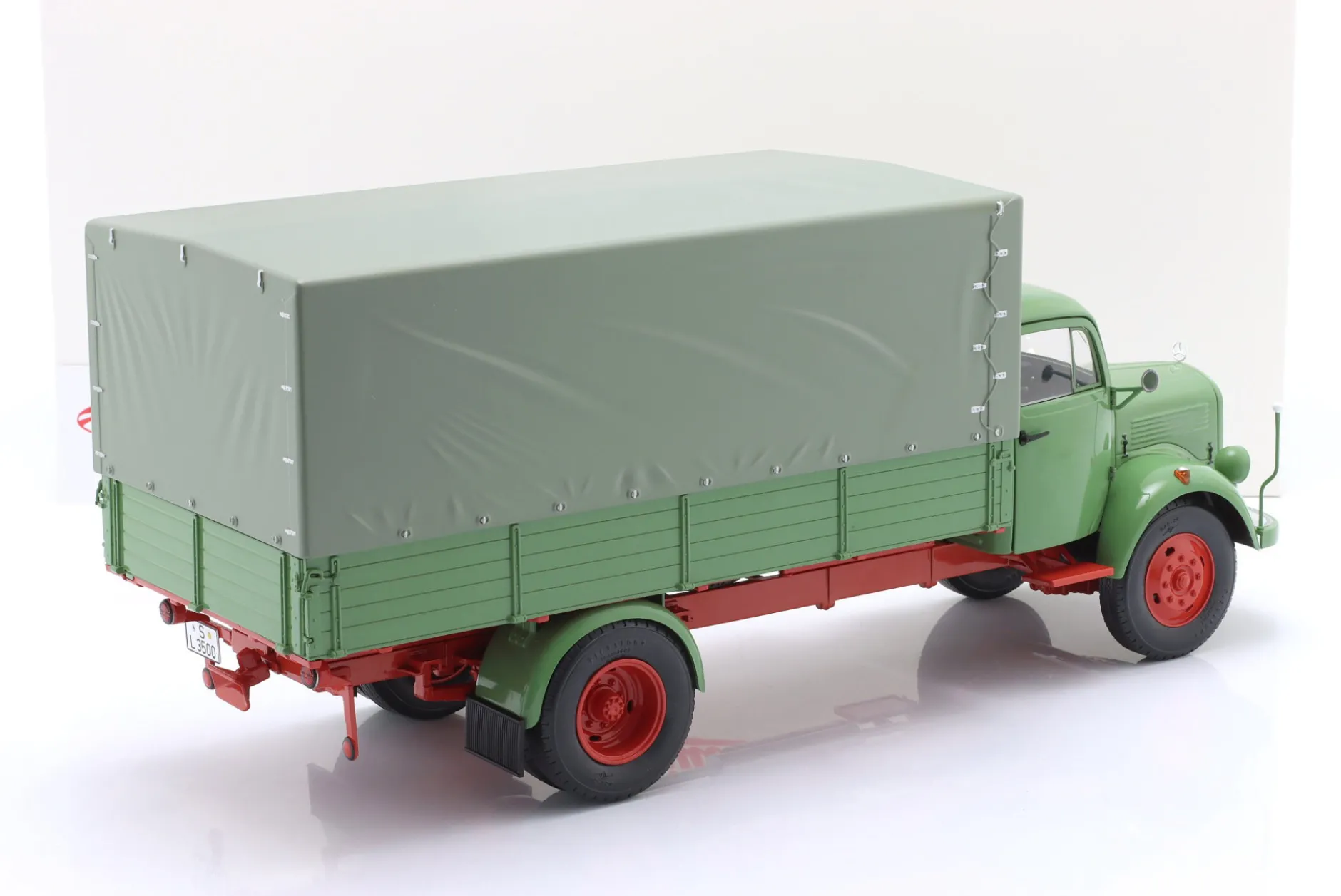 Mercedes-Benz L3500 Pritschen-LKW mit Plane grün 1:18 Schuco
