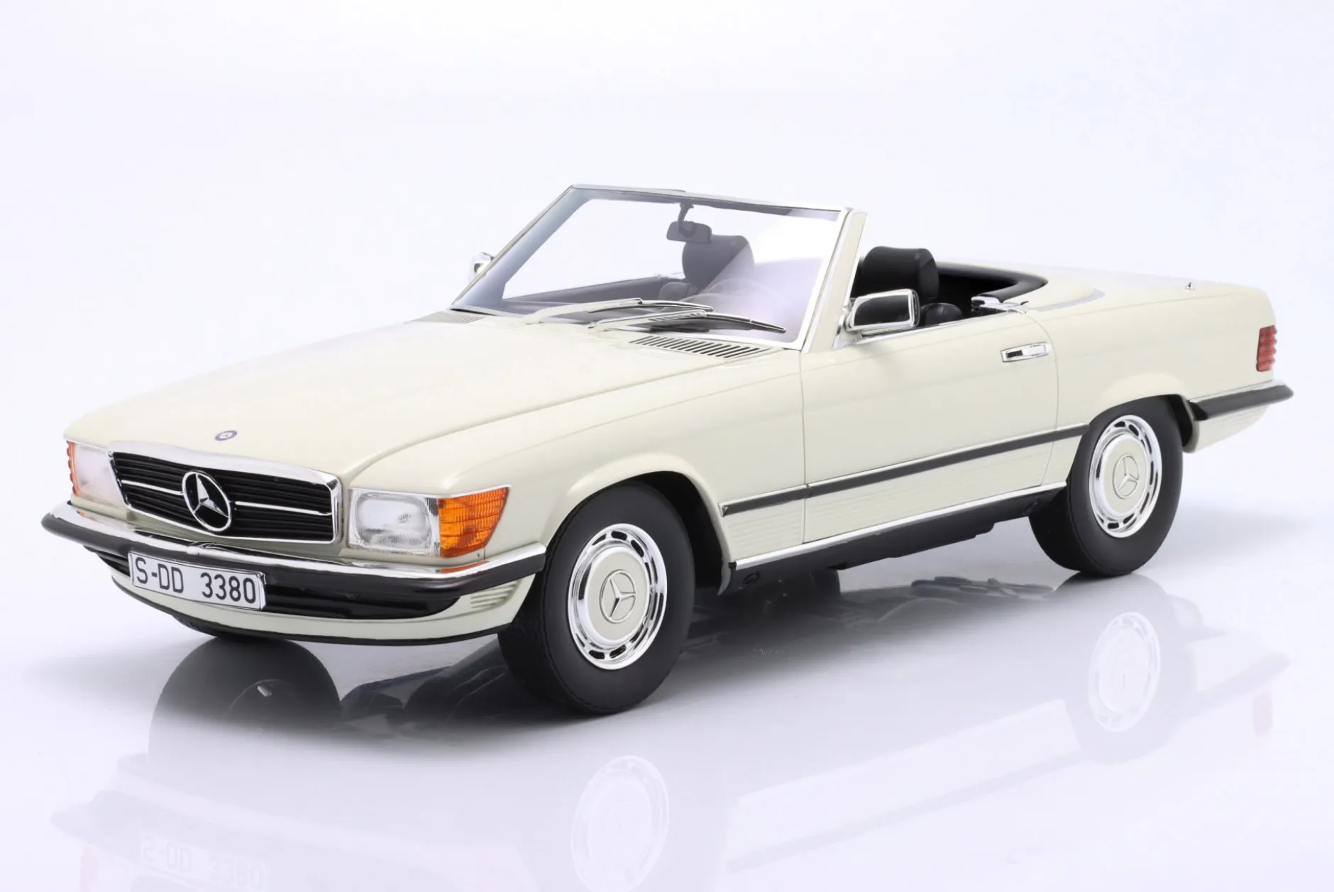 Mercedes-Benz 380SL Cabriolet (R107) Baujahr 1983 weiß 1:12 Matrix