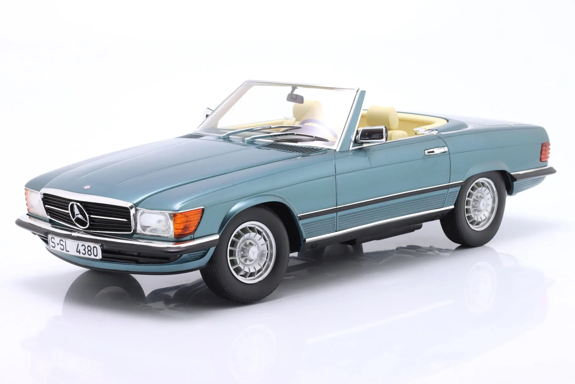 Mercedes-Benz 380SL Cabriolet (R107) Baujahr 1983 grün metallic 1:12 Matrix