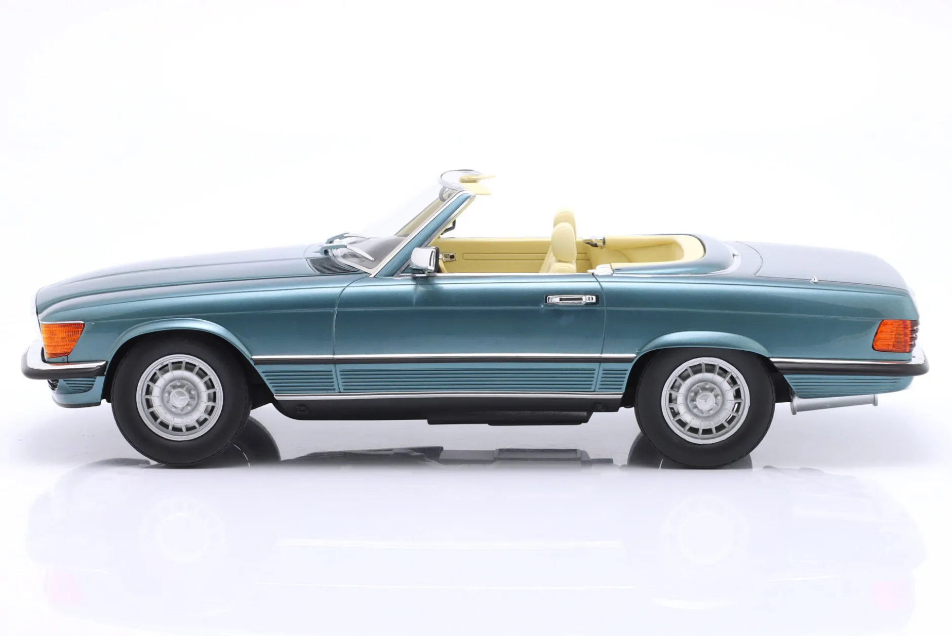 Mercedes-Benz 380SL Cabriolet (R107) Baujahr 1983 grün metallic 1:12 Matrix