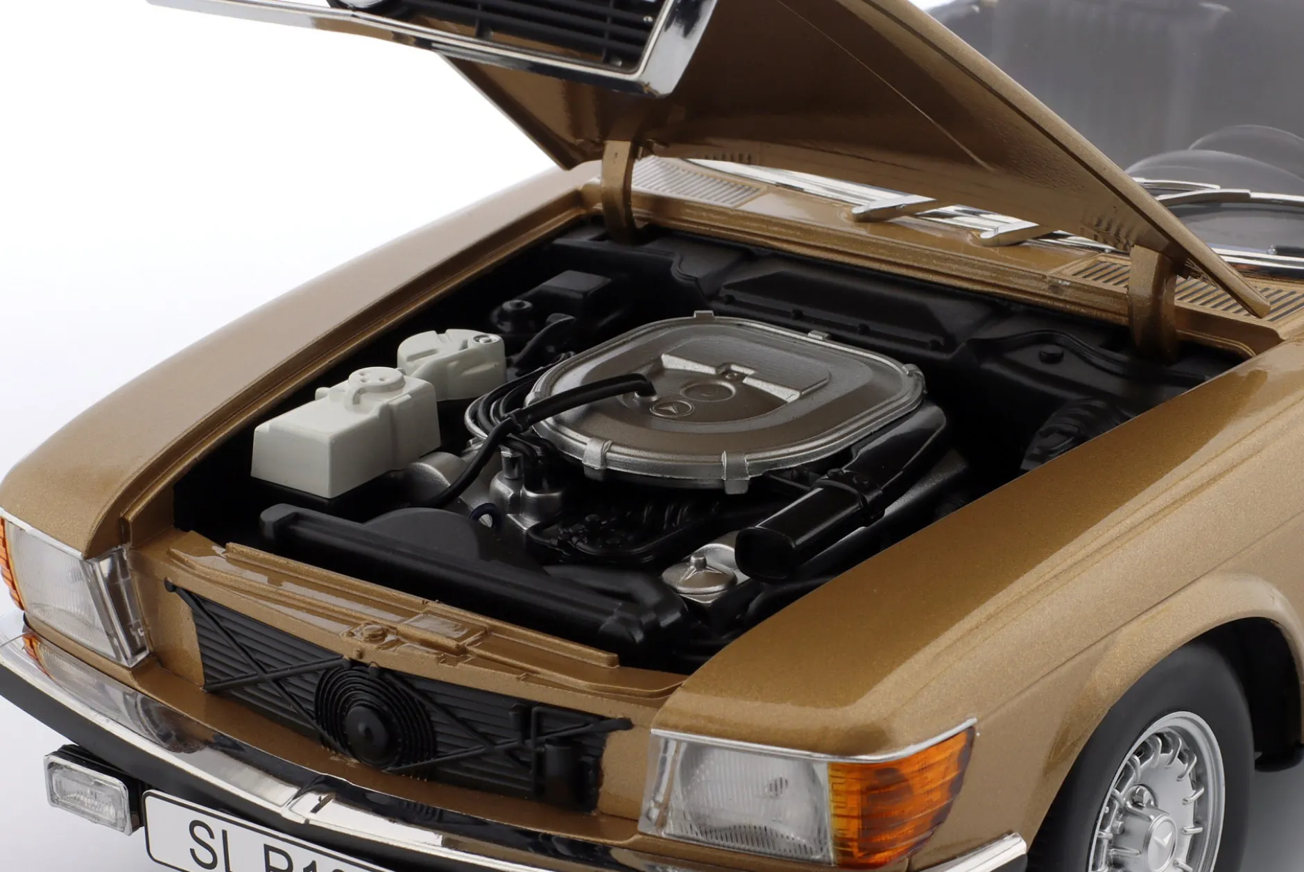 Mercedes-Benz 450 SL (R107) Baujahr 1985 gold metallic 1:12 KK-Scale