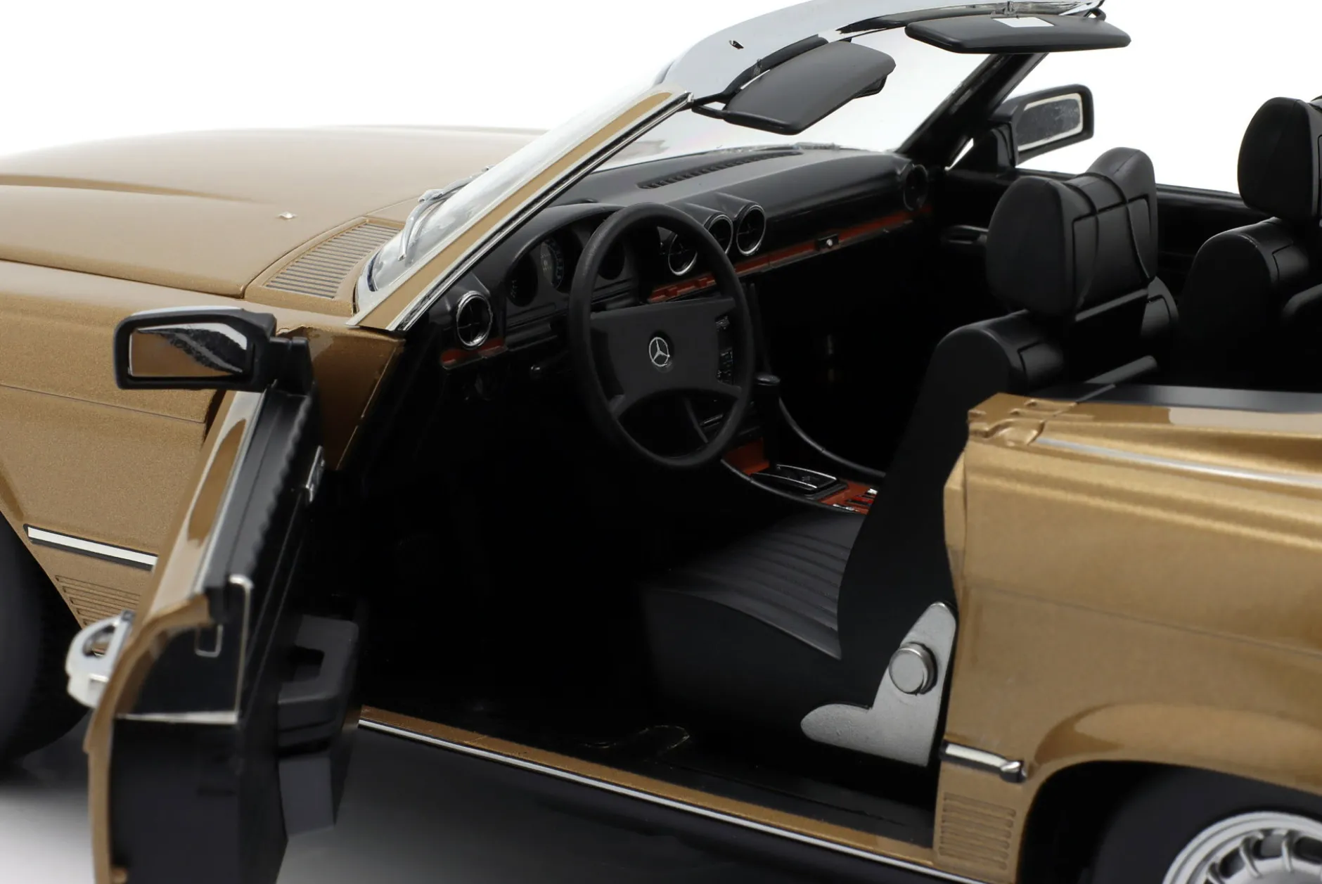 Mercedes-Benz 450 SL (R107) Baujahr 1985 gold metallic 1:12 KK-Scale
