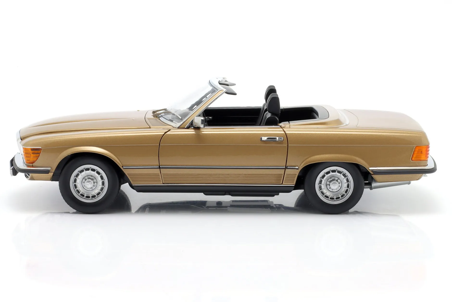Mercedes-Benz 450 SL (R107) Baujahr 1985 gold metallic 1:12 KK-Scale