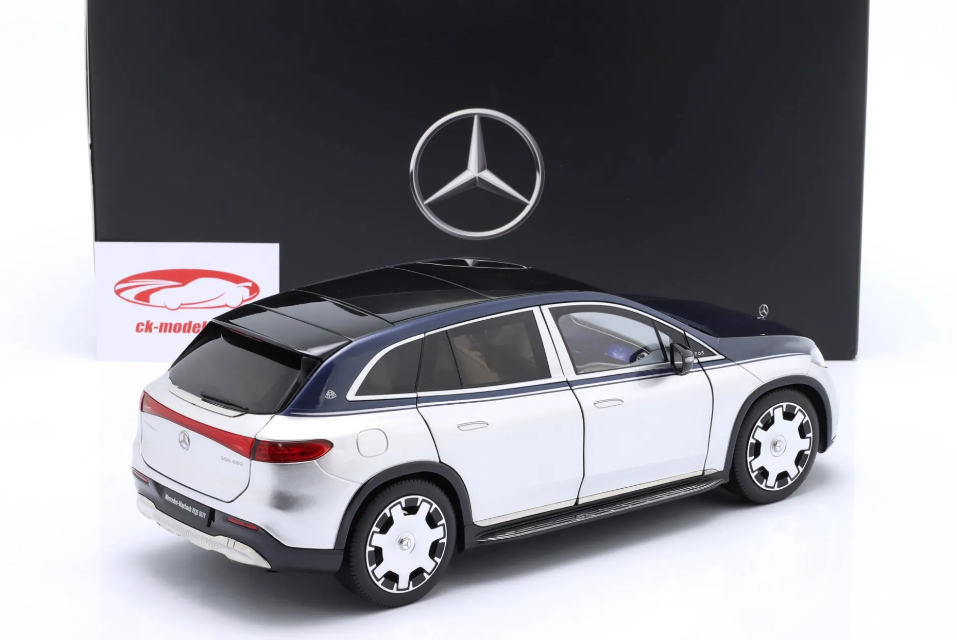 Mercedes-Maybach EQS 680 SUV (Z296) 2024 nautikblau / hightechsilber 1:18 NZG
