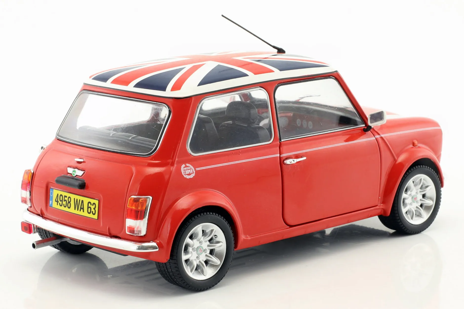 Mini Cooper 1.3i Sport Pack Baujahr 1997 rot mit Union Jack 1:18 Solido