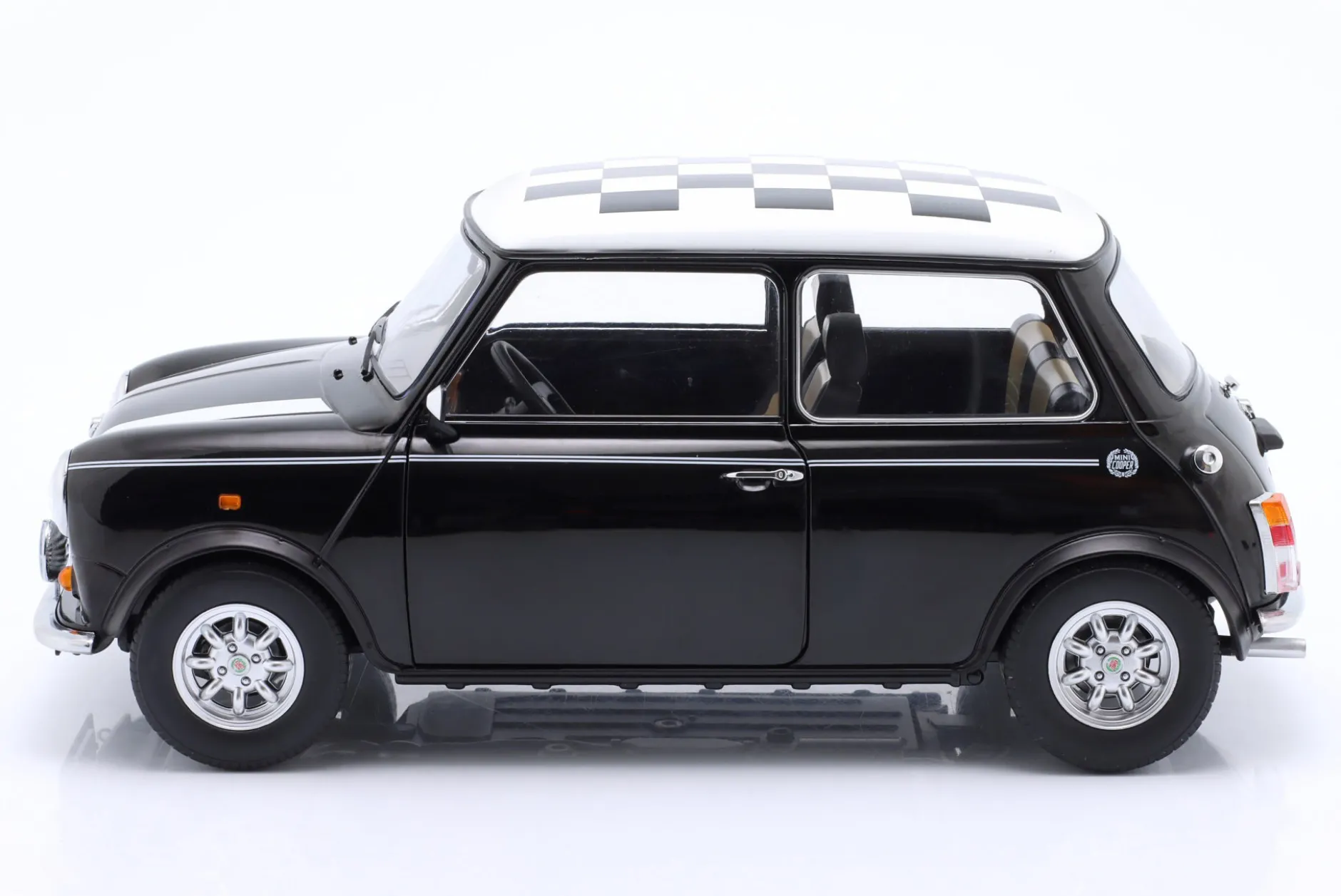 Mini Cooper LHD kariert schwarz / weiß 1:12 KK-Scale