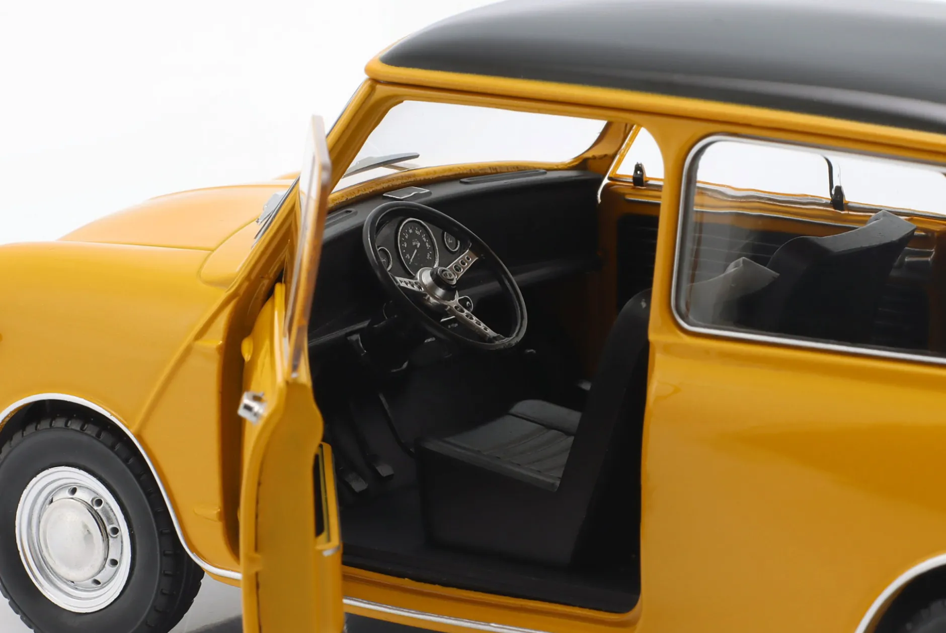 Mini Cooper MK1 Baujahr 1966 gelb, schwarz 1:18 Mitica
