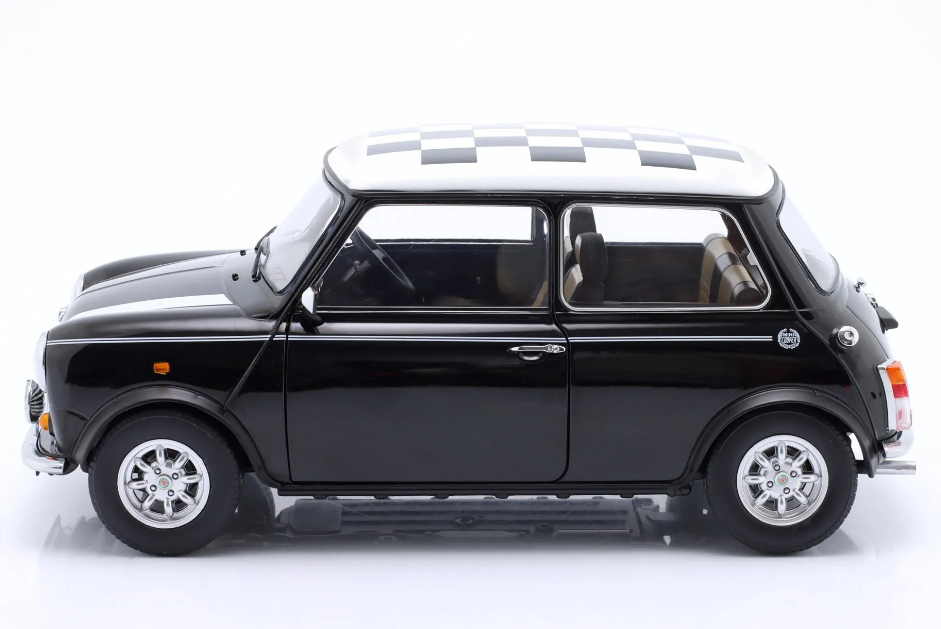Mini Cooper RHD kariert schwarz / weiß 1:12 KK-Scale