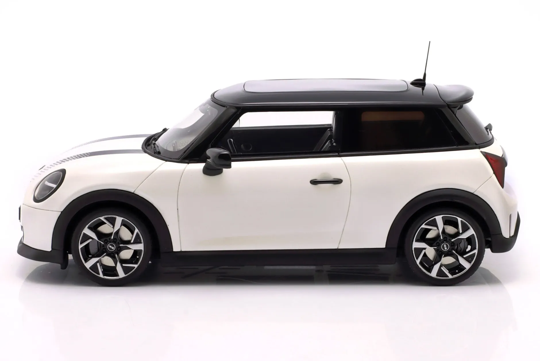 Mini Cooper S Baujahr 2025 weiß metallic 1:18 OttOmobile