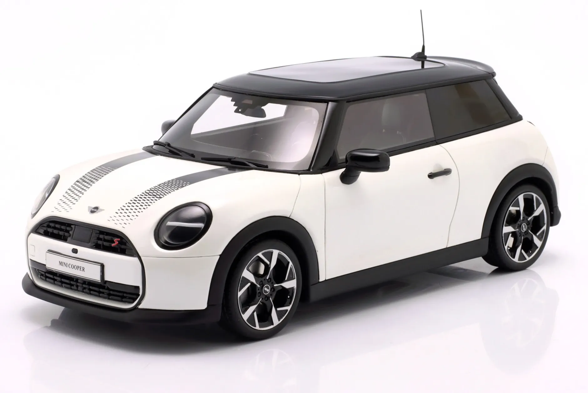 Mini Cooper S Baujahr 2025 weiß metallic 1:18 OttOmobile