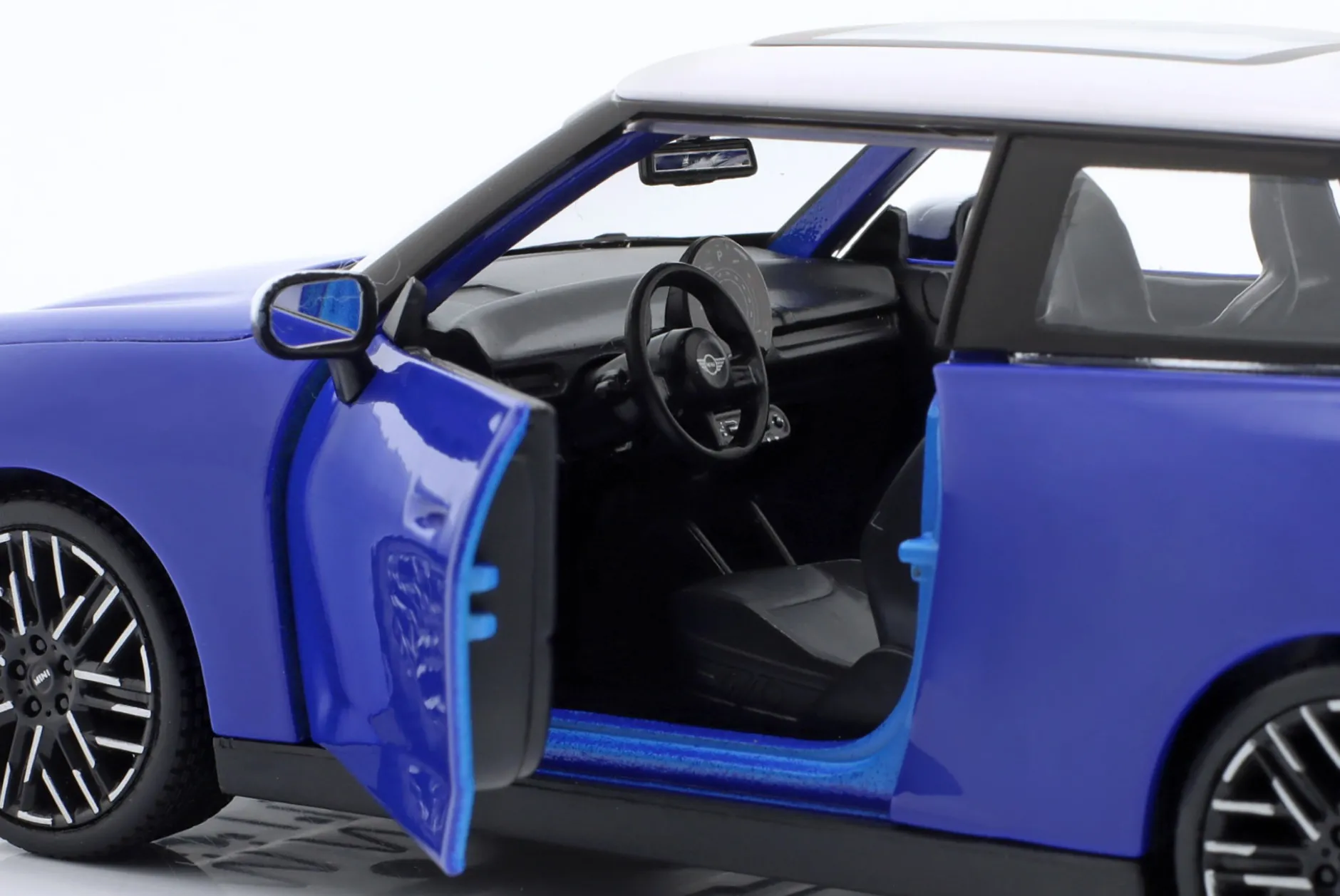 Mini Cooper SE (J01) blau / weiß 1:24 Maisto