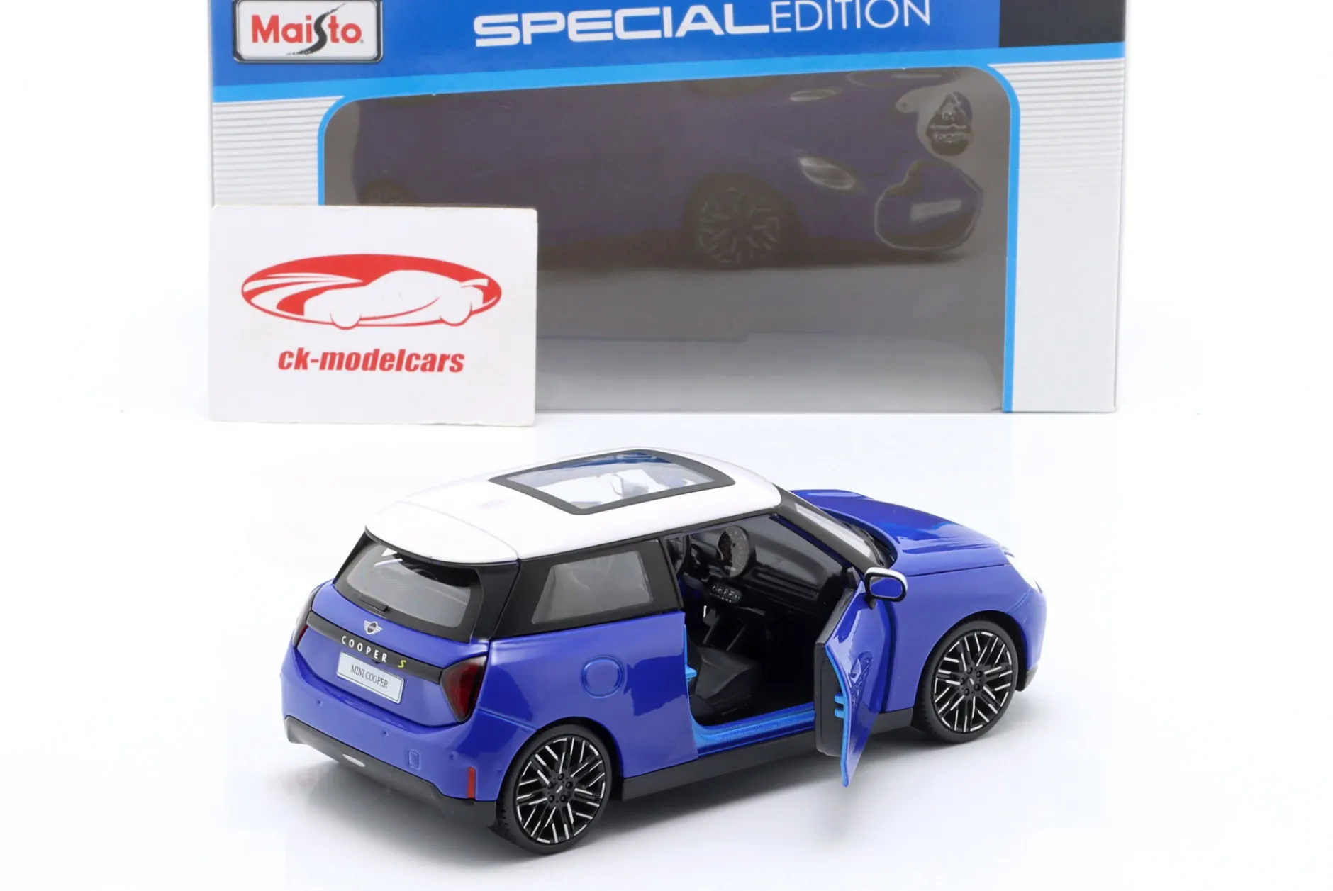 Mini Cooper SE (J01) blau / weiß 1:24 Maisto
