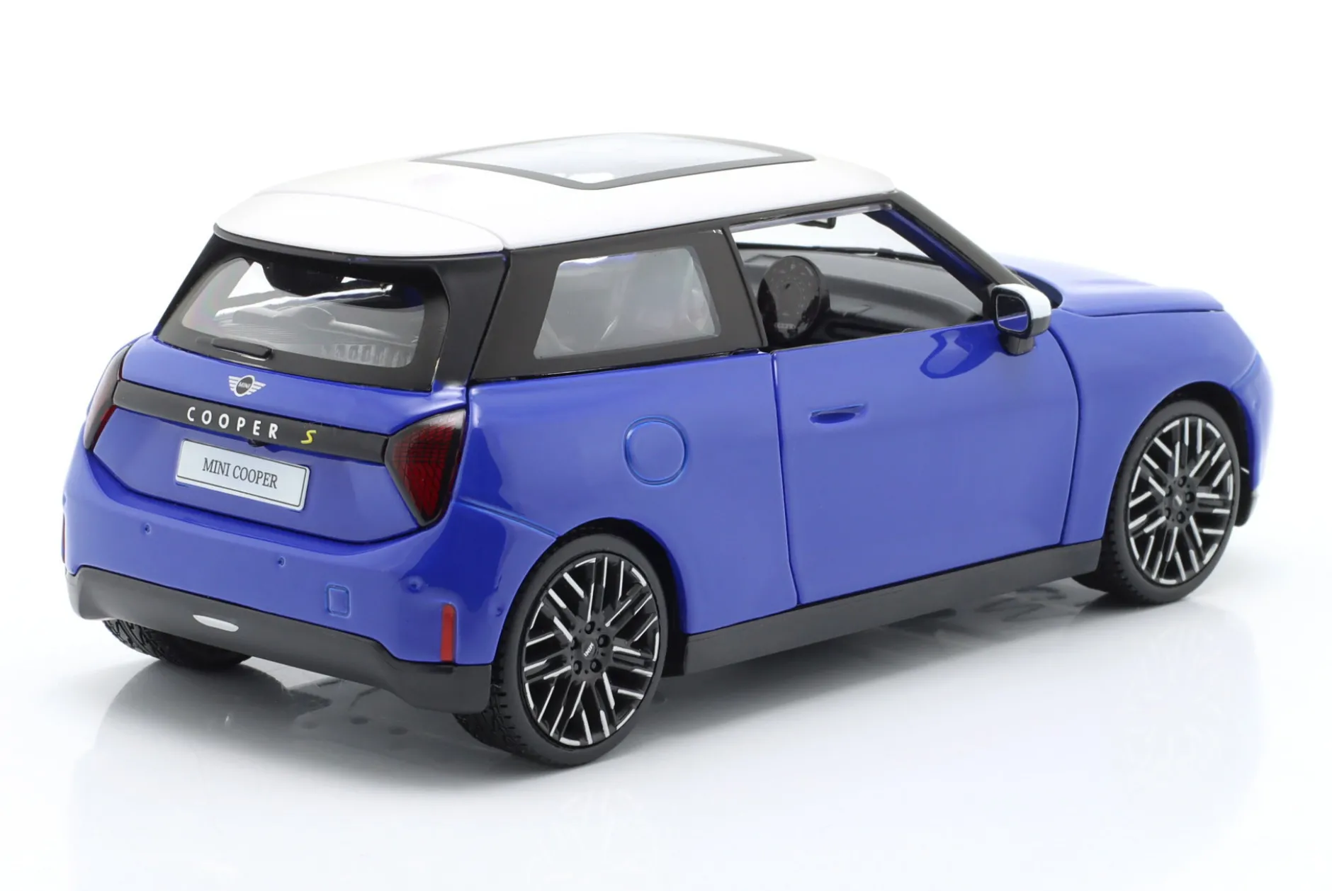 Mini Cooper SE (J01) blau / weiß 1:24 Maisto