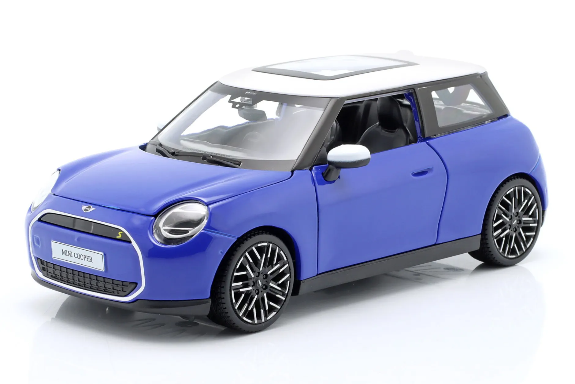 Mini Cooper SE (J01) blau / weiß 1:24 Maisto