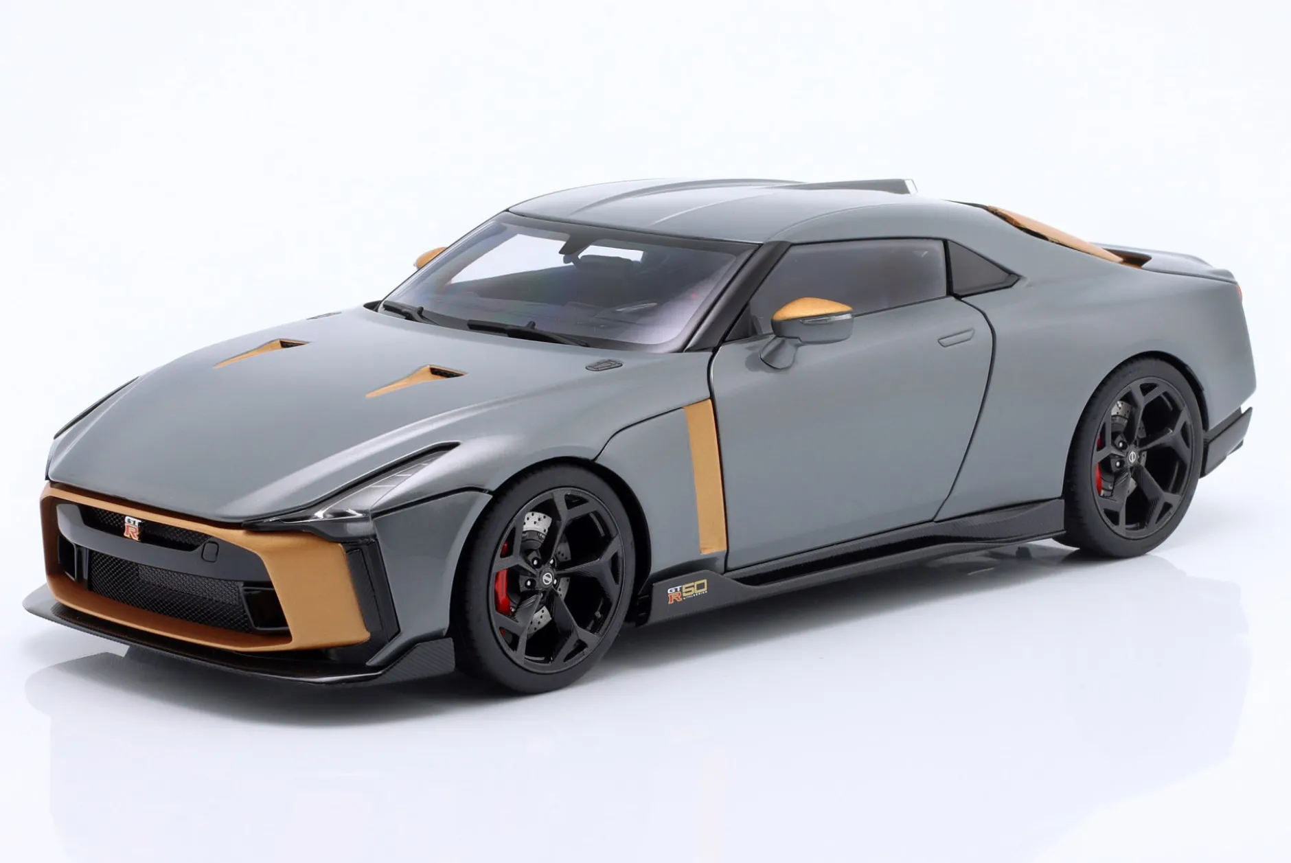 Nissan GT-R50 Baujahr 2020 silber, gold 1:18 AUTOart