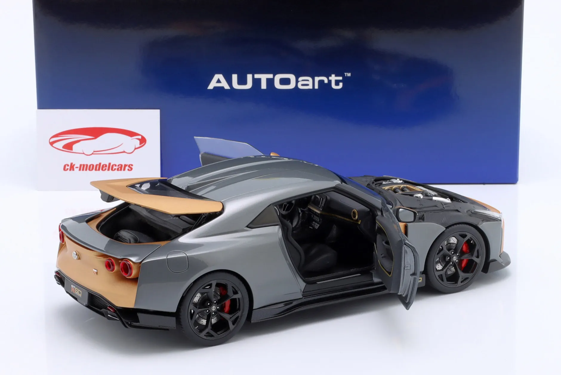 Nissan GT-R50 Baujahr 2020 silber, gold 1:18 AUTOart