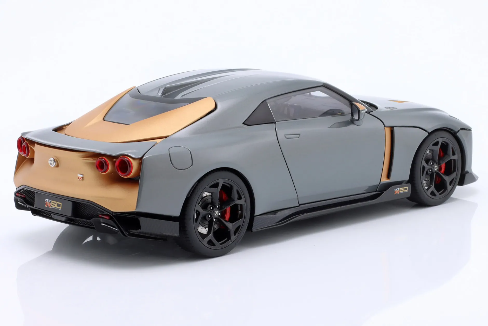 Nissan GT-R50 Baujahr 2020 silber, gold 1:18 AUTOart