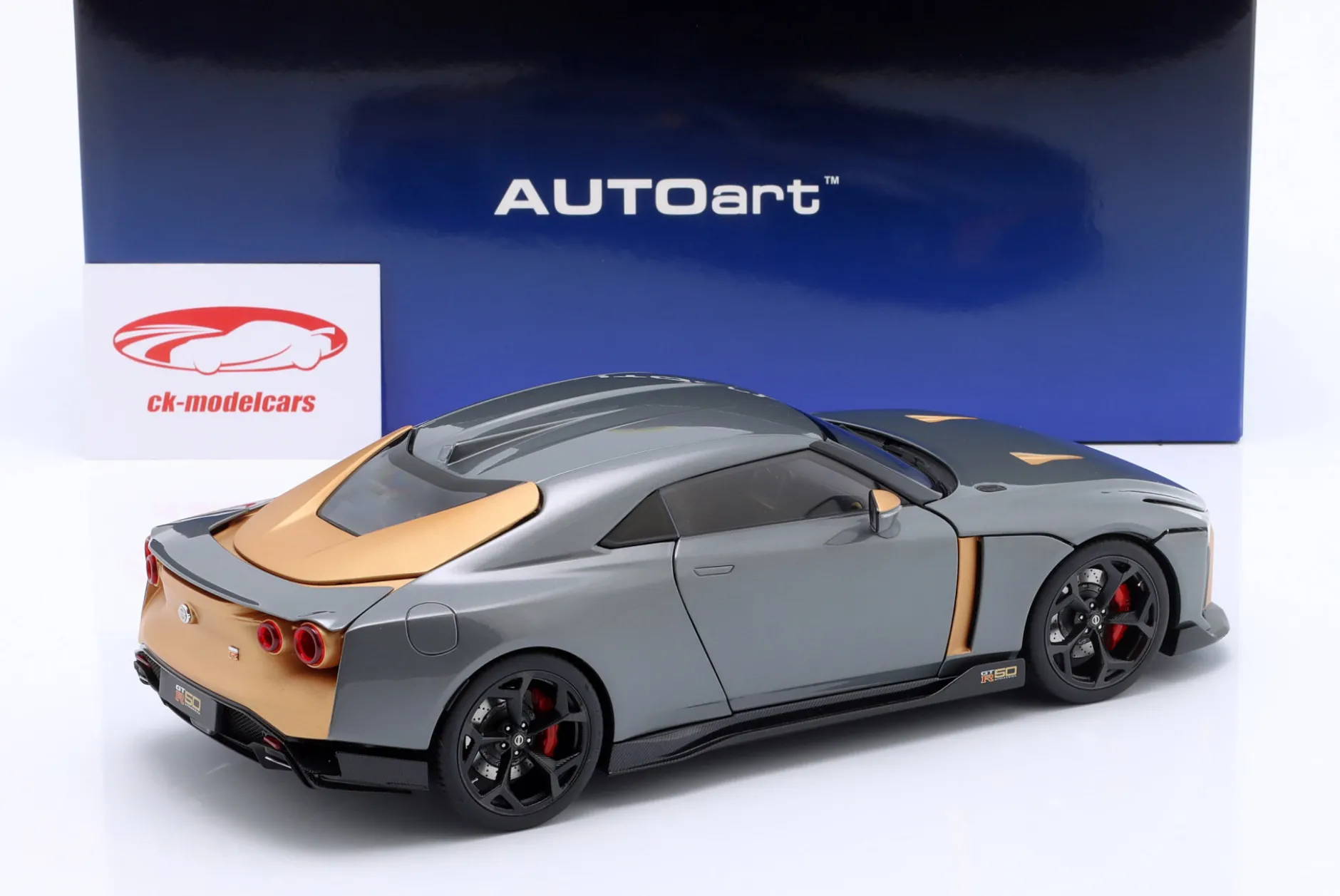Nissan GT-R50 Baujahr 2020 silber, gold 1:18 AUTOart