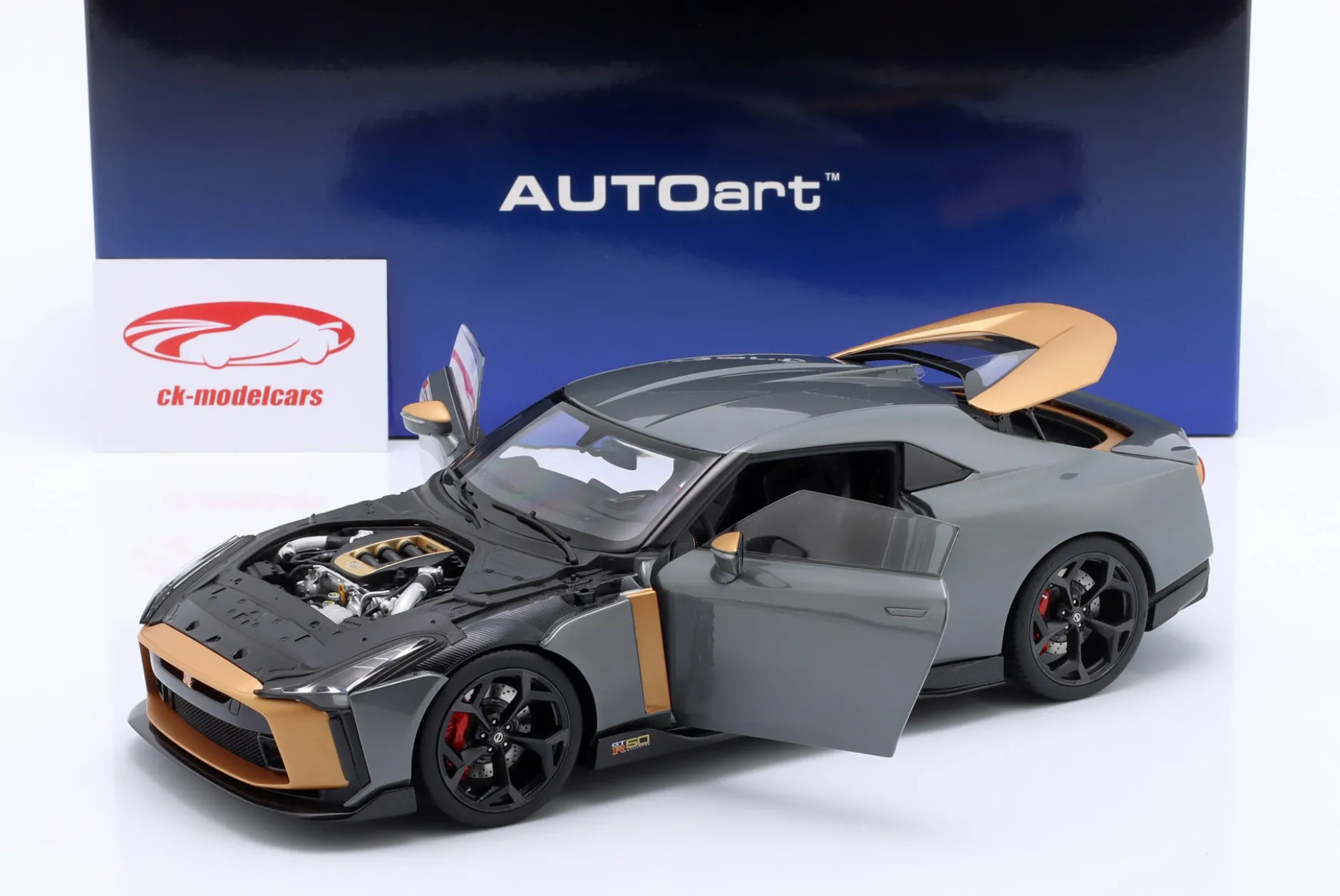 Nissan GT-R50 Baujahr 2020 silber, gold 1:18 AUTOart