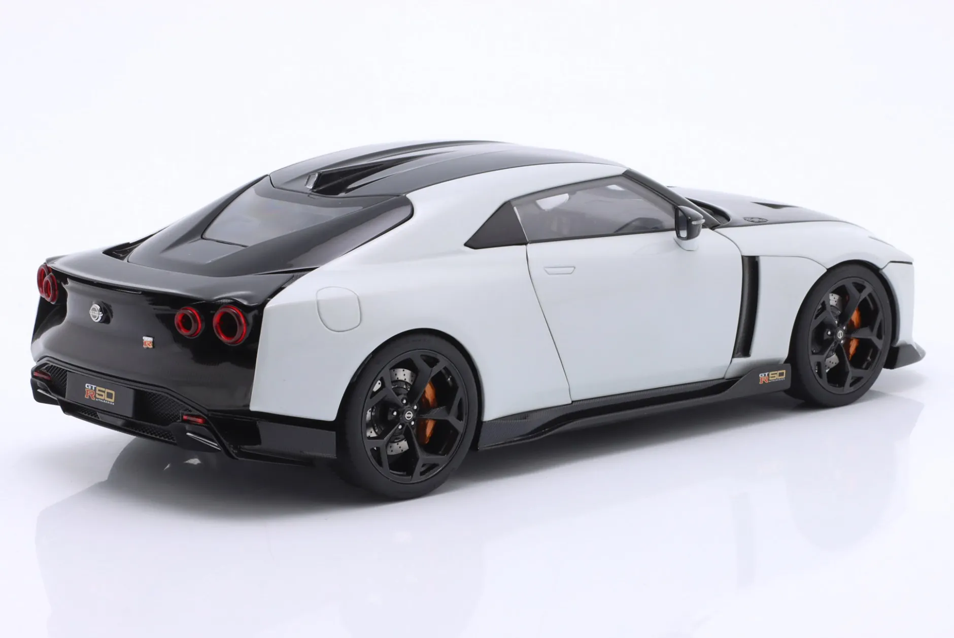 Nissan GT-R50 by Italdesign 2020 weiß metallic / schwarz 1:18 AUTOart