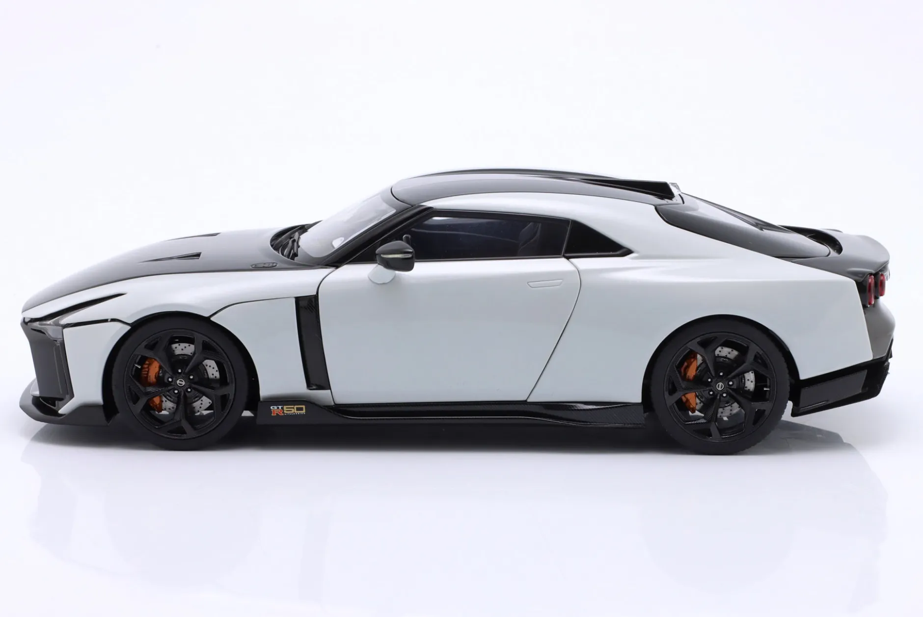 Nissan GT-R50 by Italdesign 2020 weiß metallic / schwarz 1:18 AUTOart