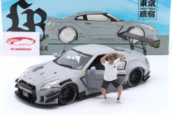 Nissan GT-R (R35) LBWK Bodykit Type 2.0 2024 mattgrau mit Figur 1:18 Solido