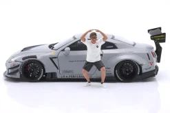 Nissan GT-R (R35) LBWK Bodykit Type 2.0 2024 mattgrau mit Figur 1:18 Solido