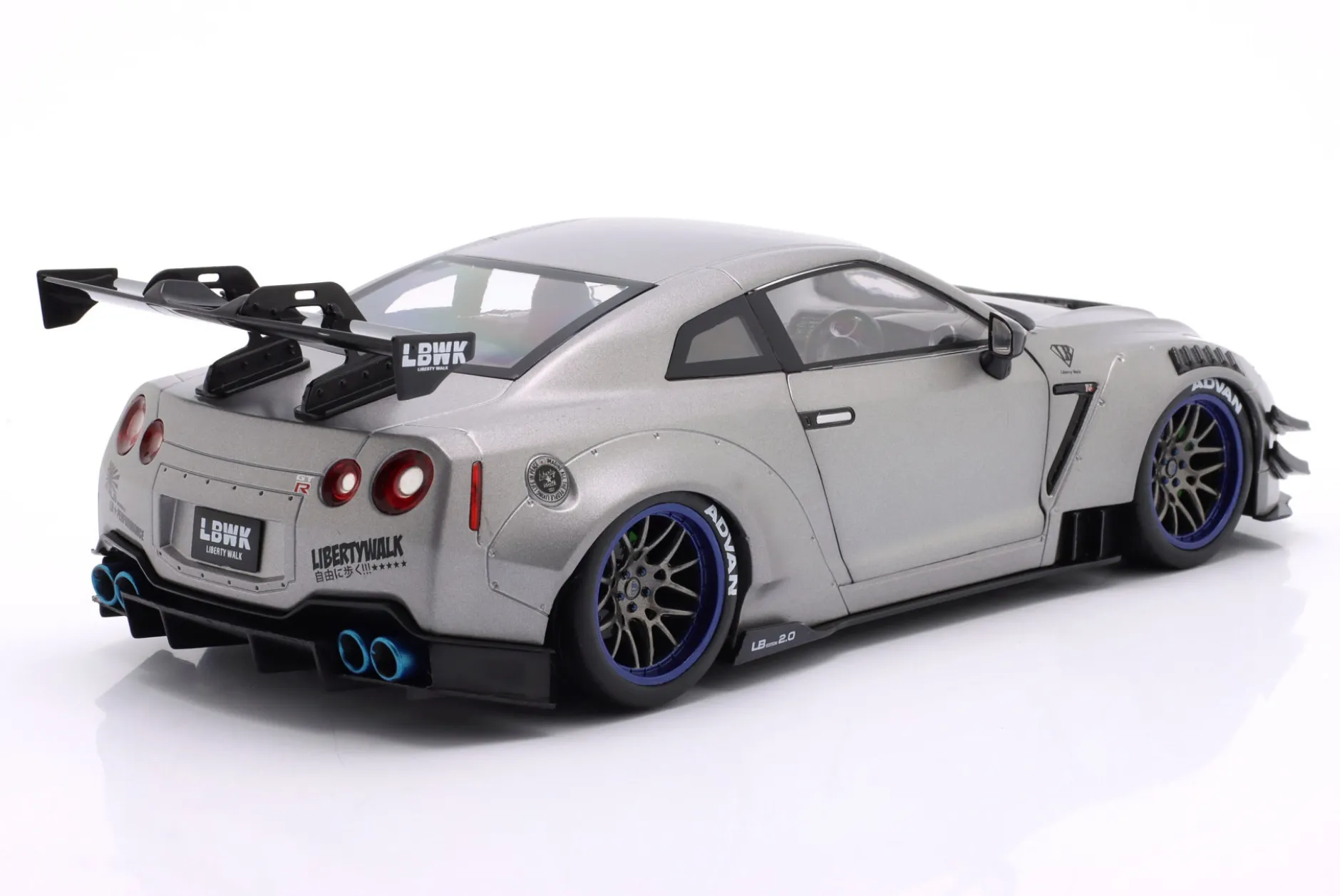 Nissan GT-R (R35) Liberty Walk Bodykit Type 2.0 2023 silber metallic 1:18 Solido