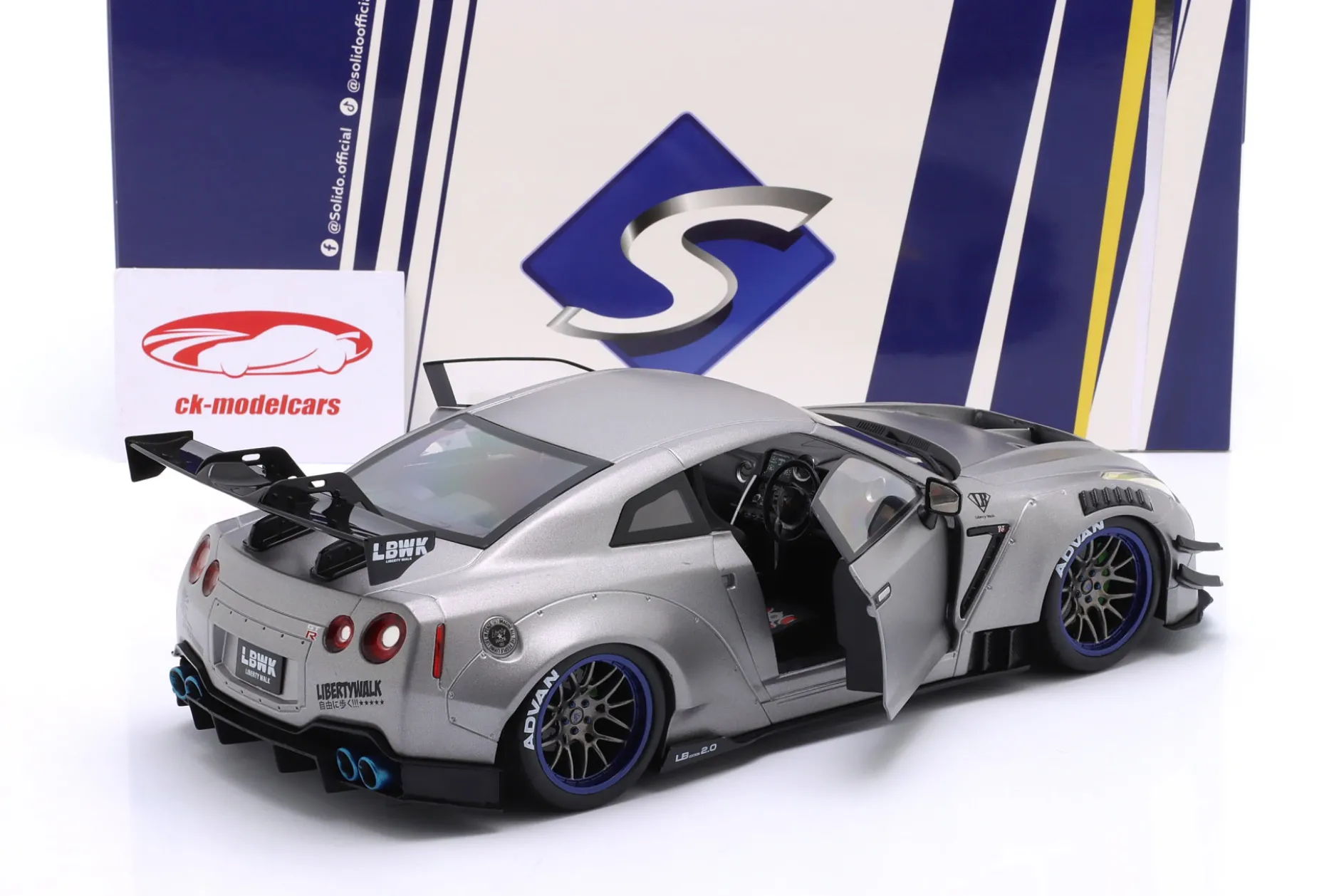 Nissan GT-R (R35) Liberty Walk Bodykit Type 2.0 2023 silber metallic 1:18 Solido